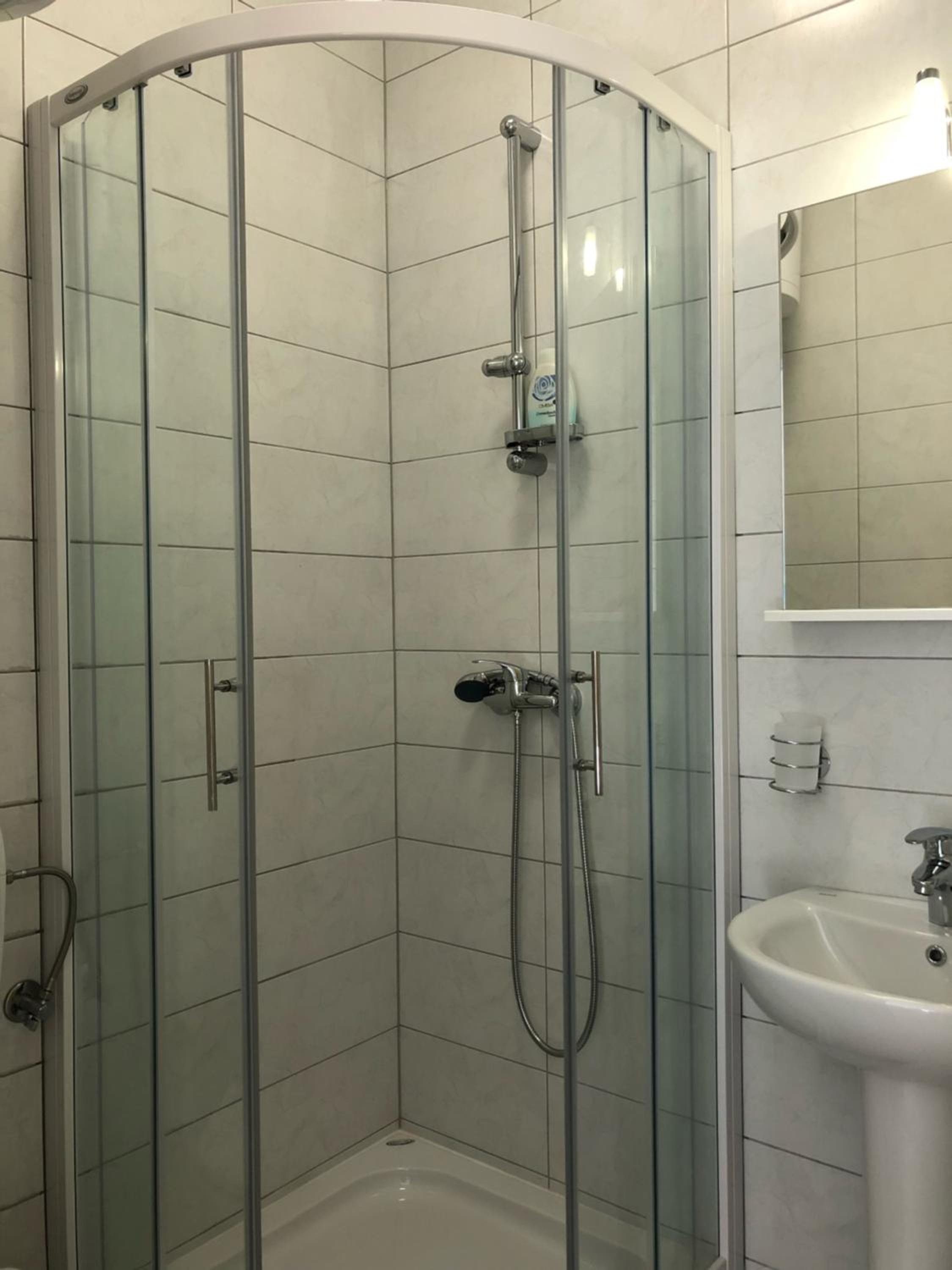 Twin Room with Private Bathroom - Photo 5