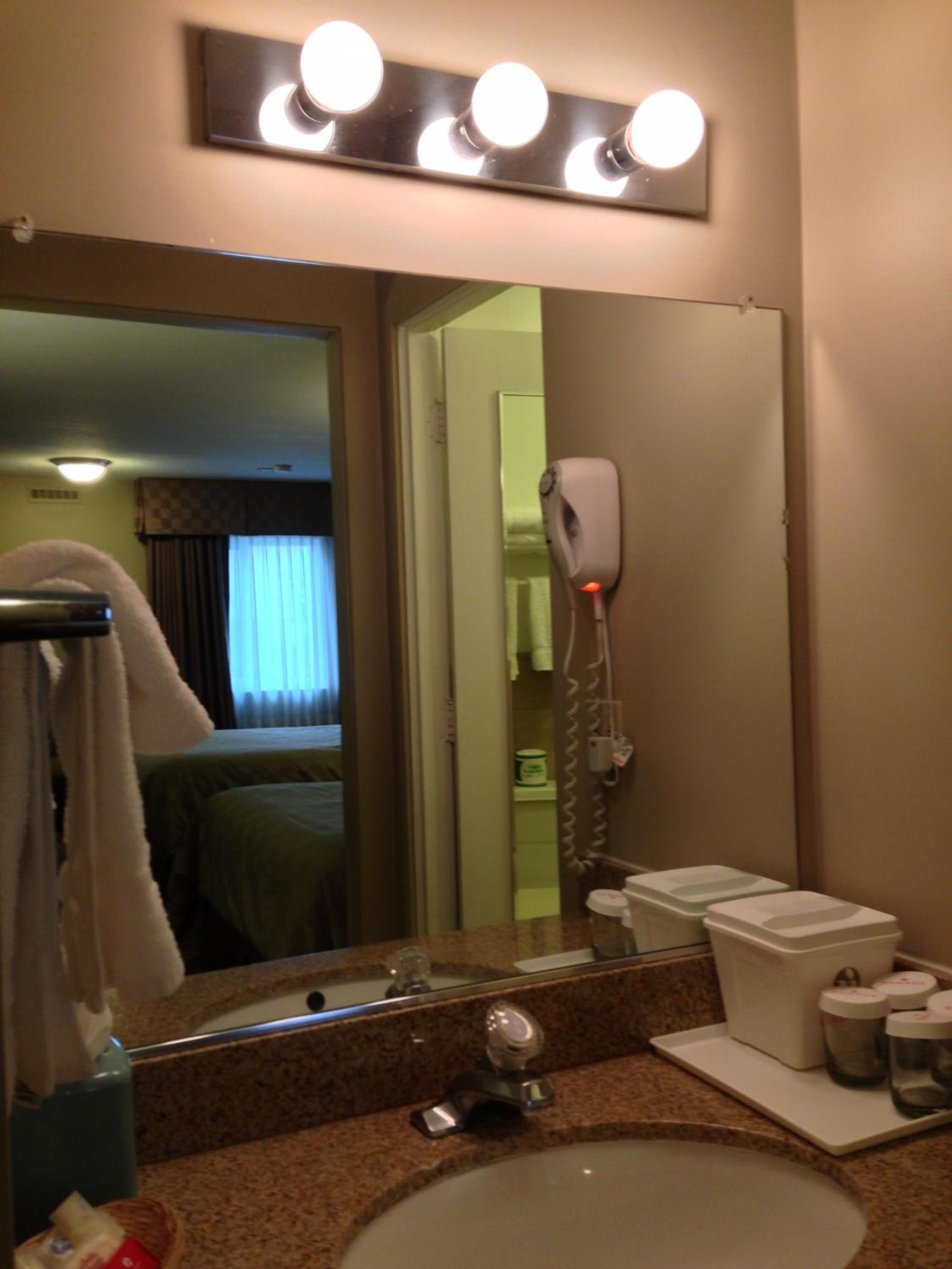 Queen Room with Two Queen Beds - Non-Smoking - Photo 6