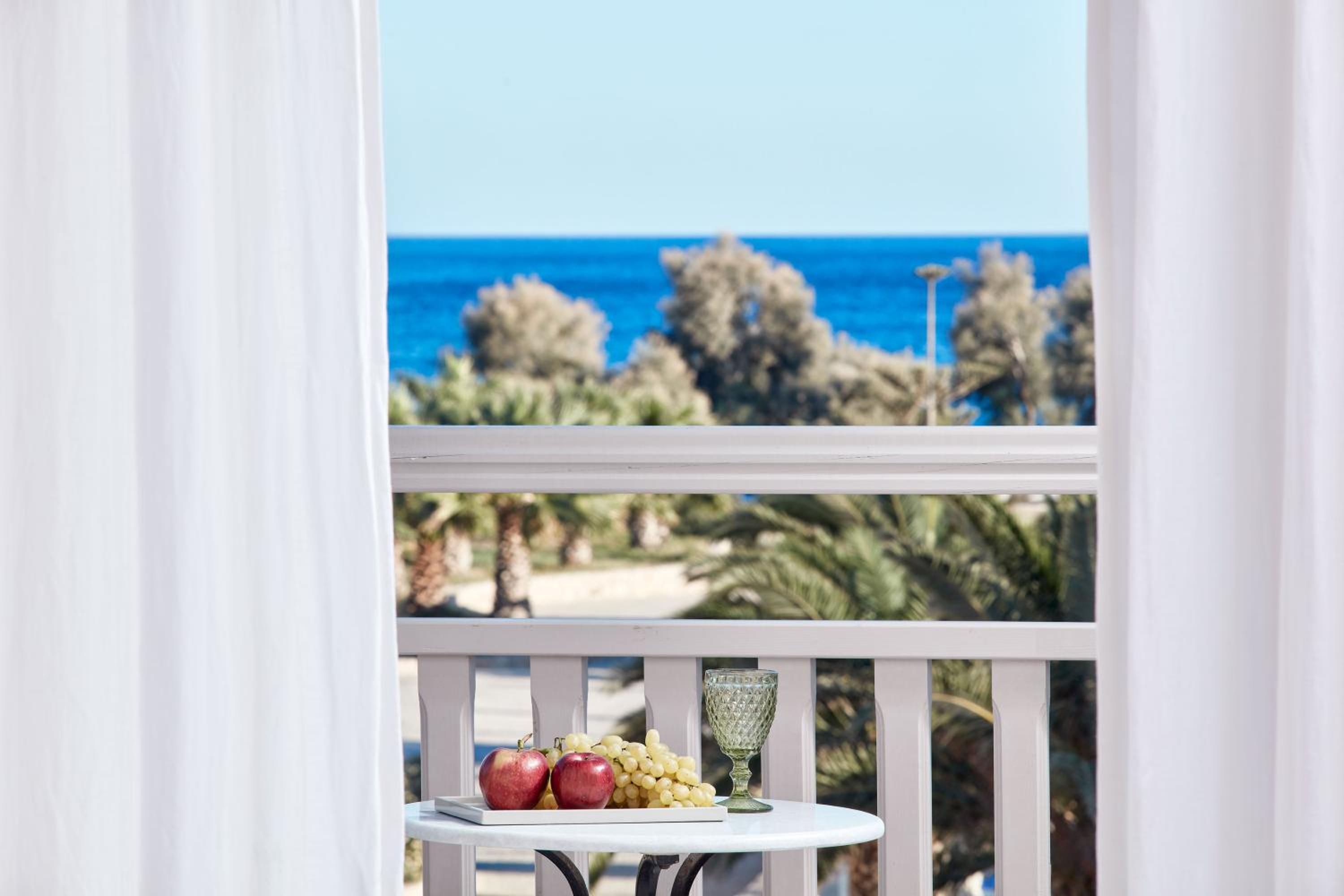 Superior Double Room with Sea View - Photo 3