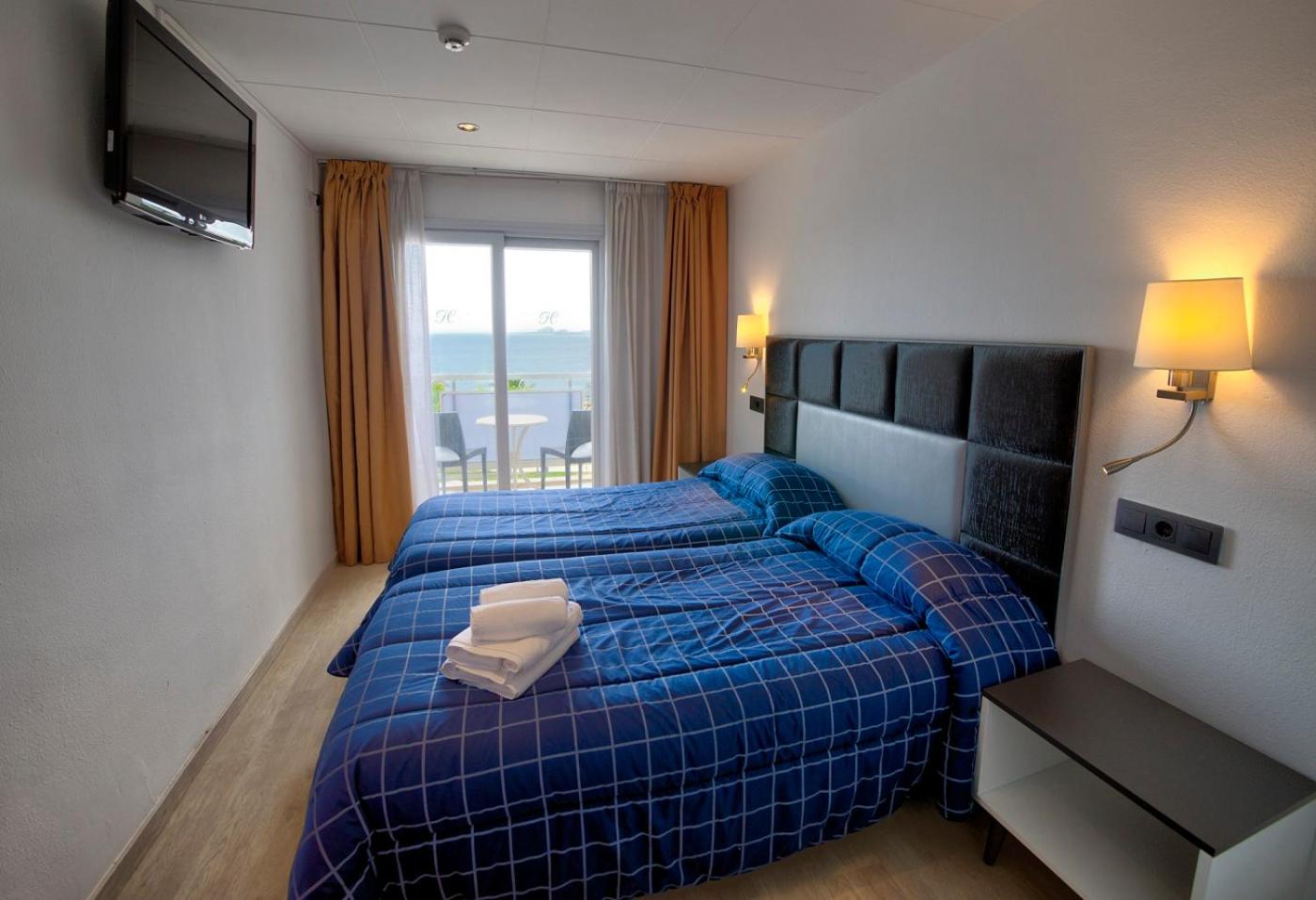 Double or Twin Room with Sea View - Photo 12