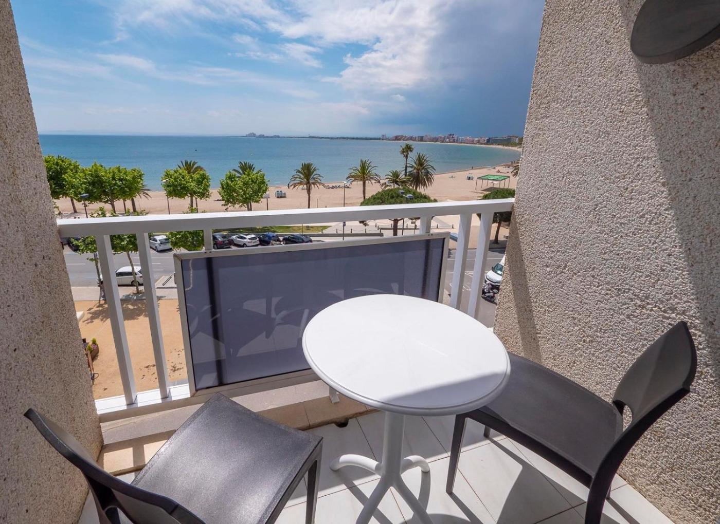 Double or Twin Room with Sea View - Photo 10