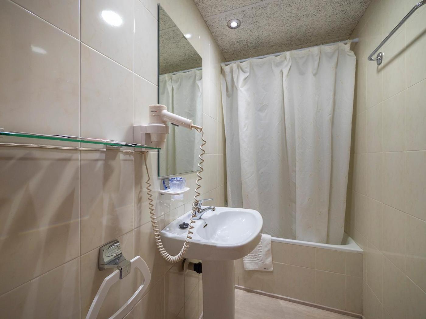 Standard Double or Twin Room - Photo 6