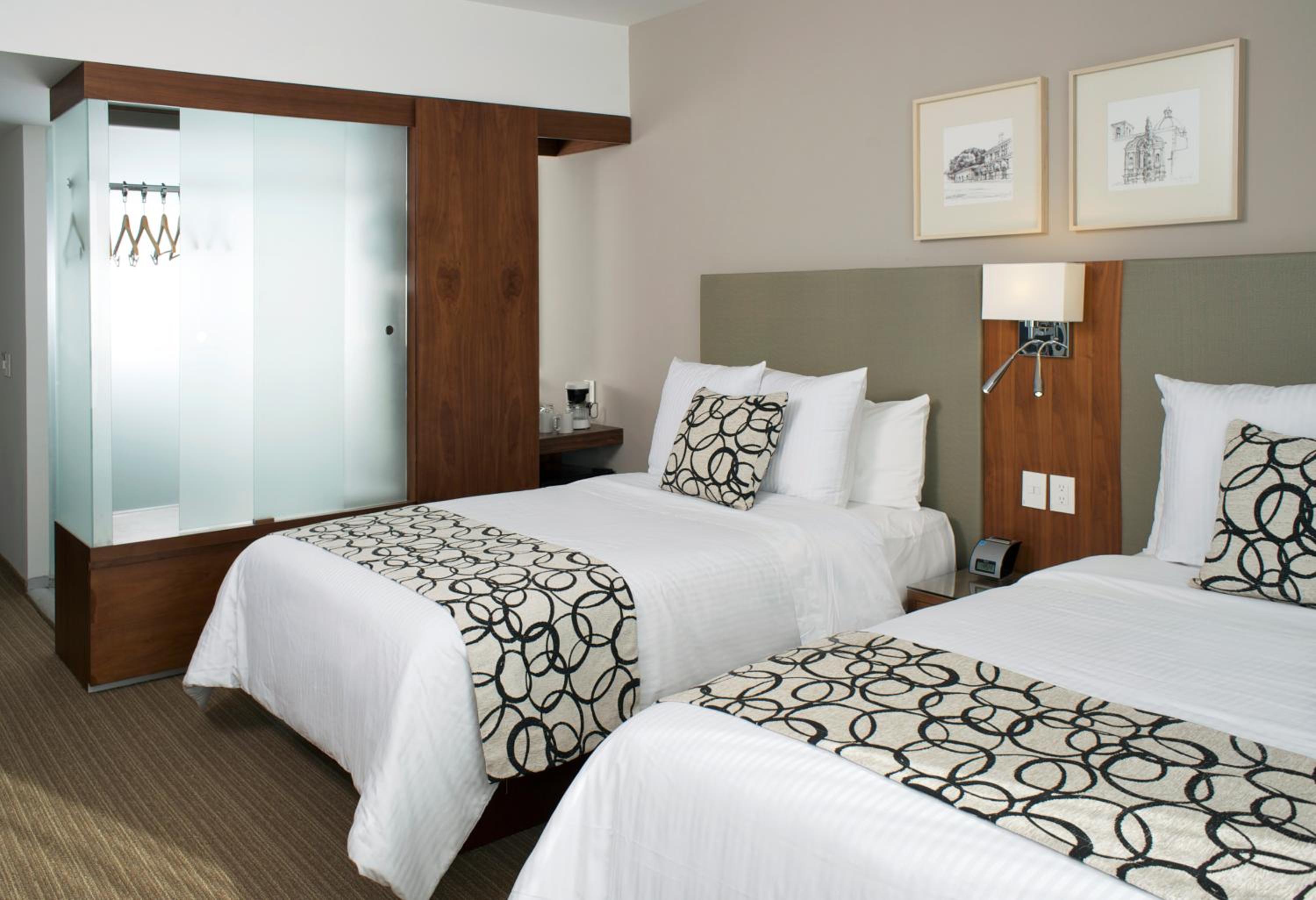 Queen Room with Two Double Beds - Photo 4