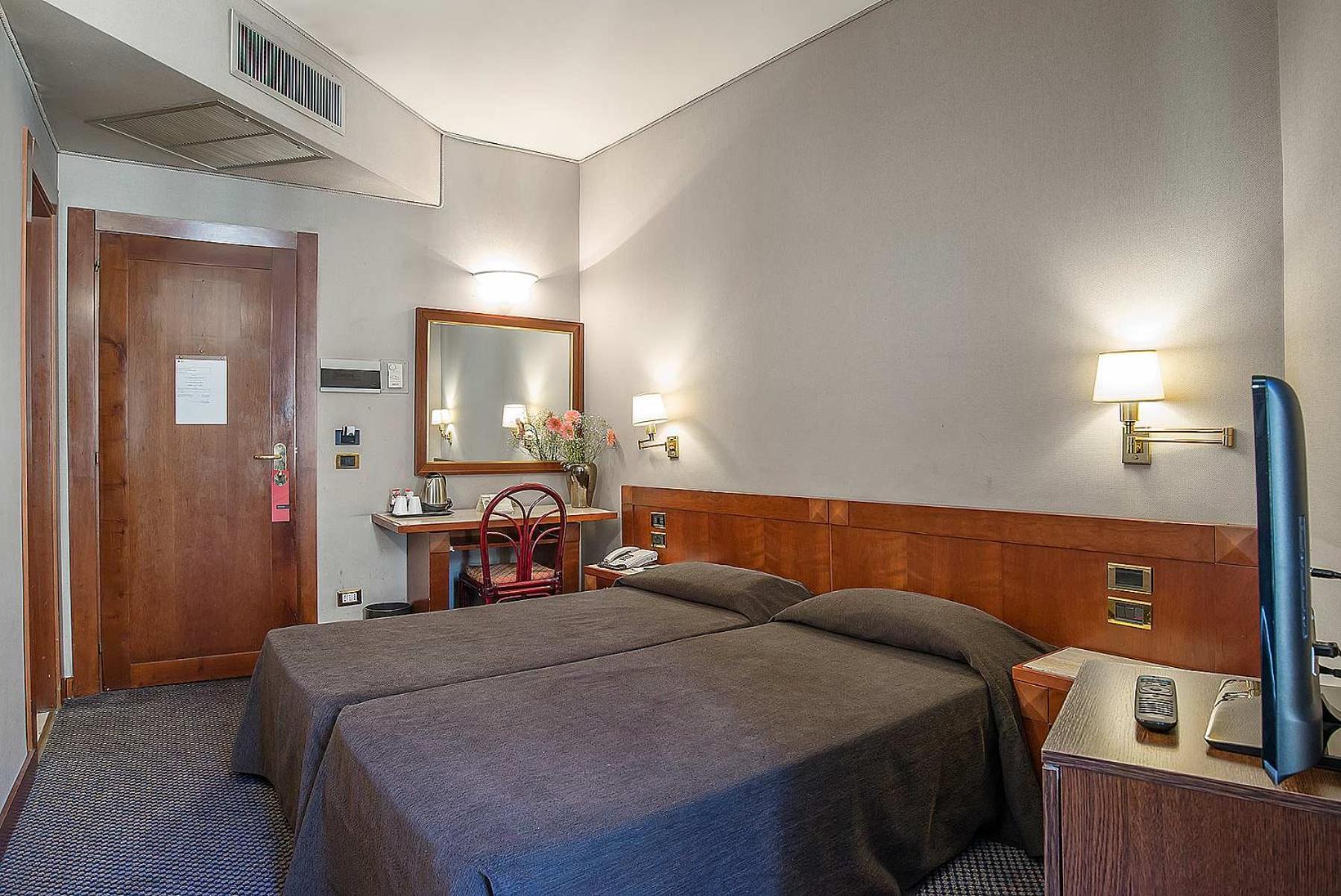 Twin Room thumbnail 6