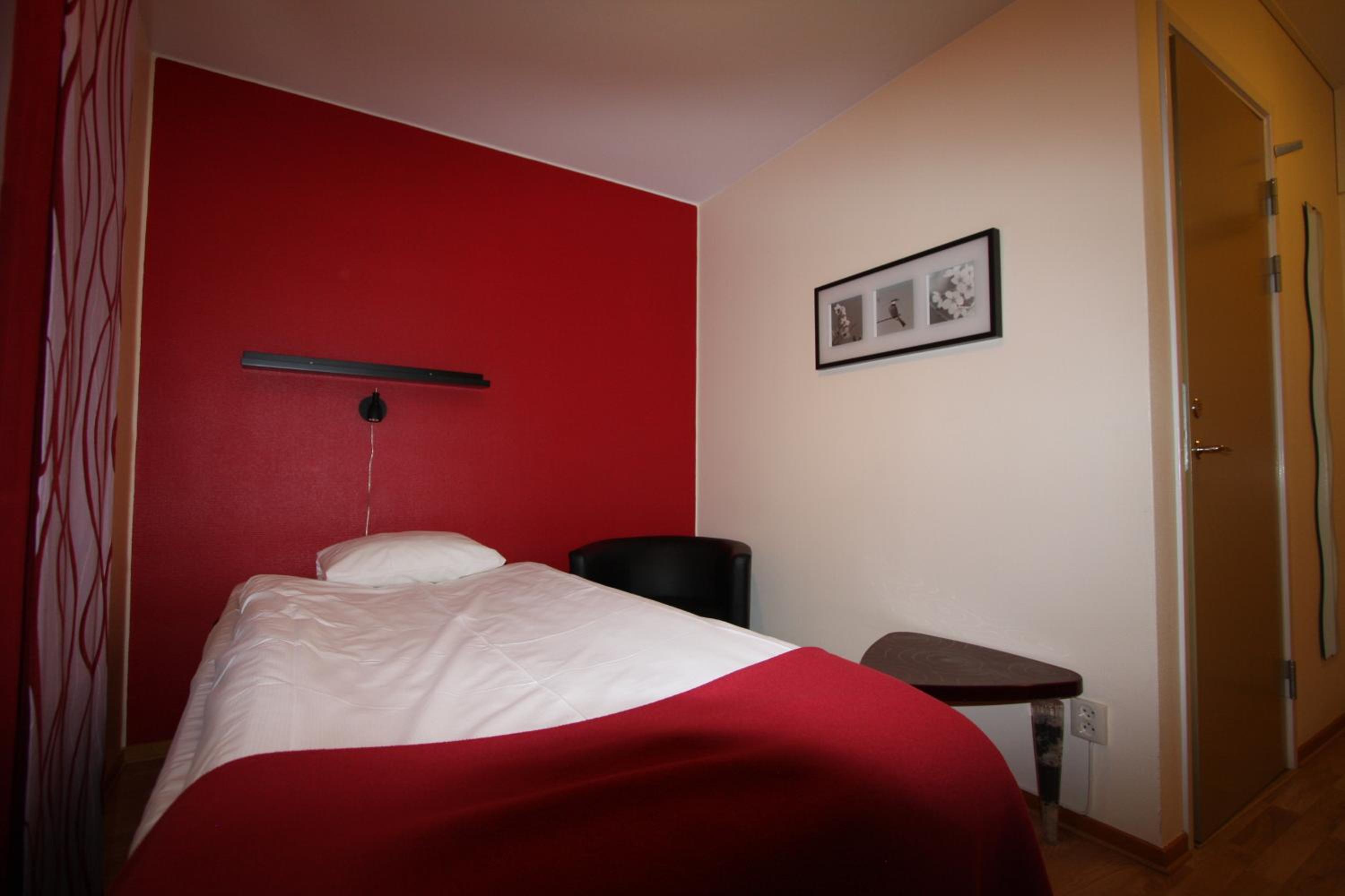 Single Room with Private Bathroom photo 3