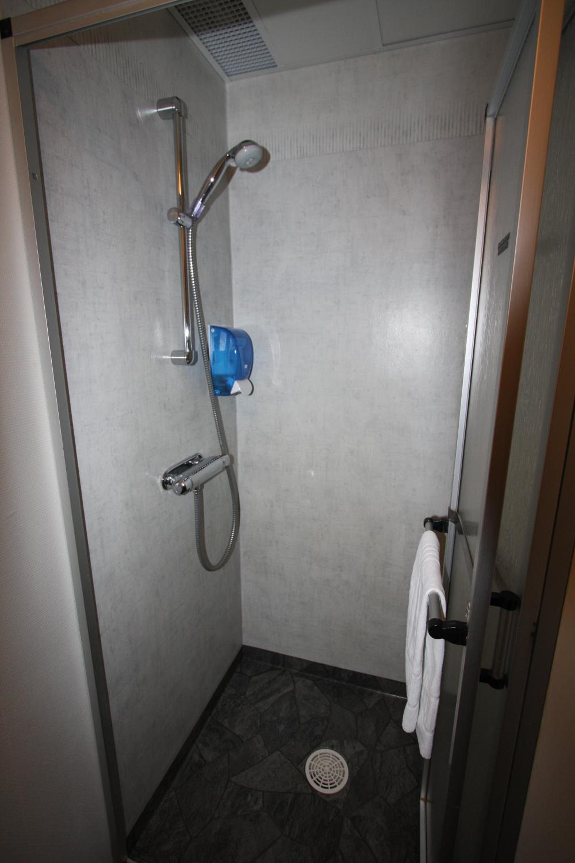 Twin Room with Shared Bathroom photo 3