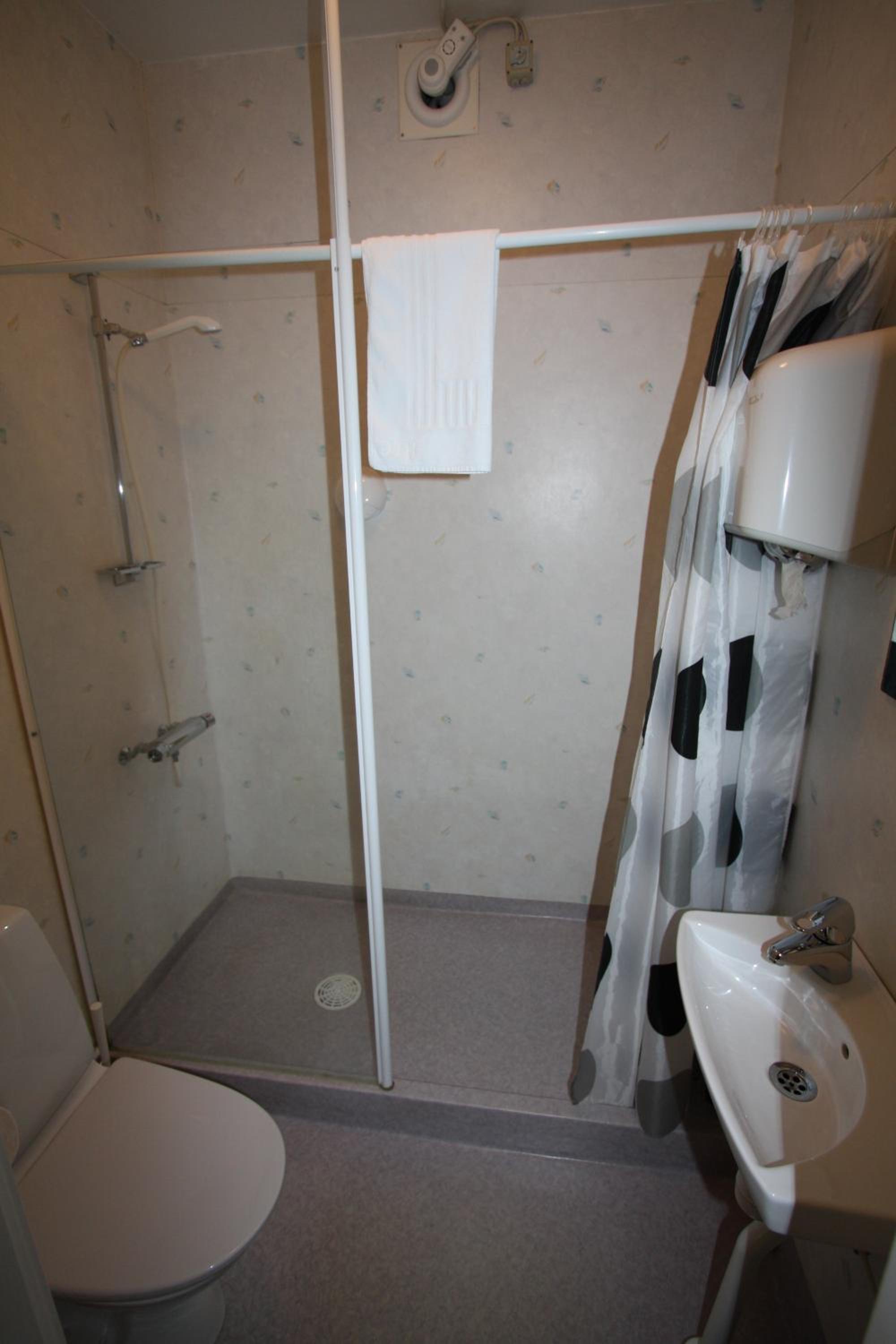 Family Room with Shared Bathroom photo 2