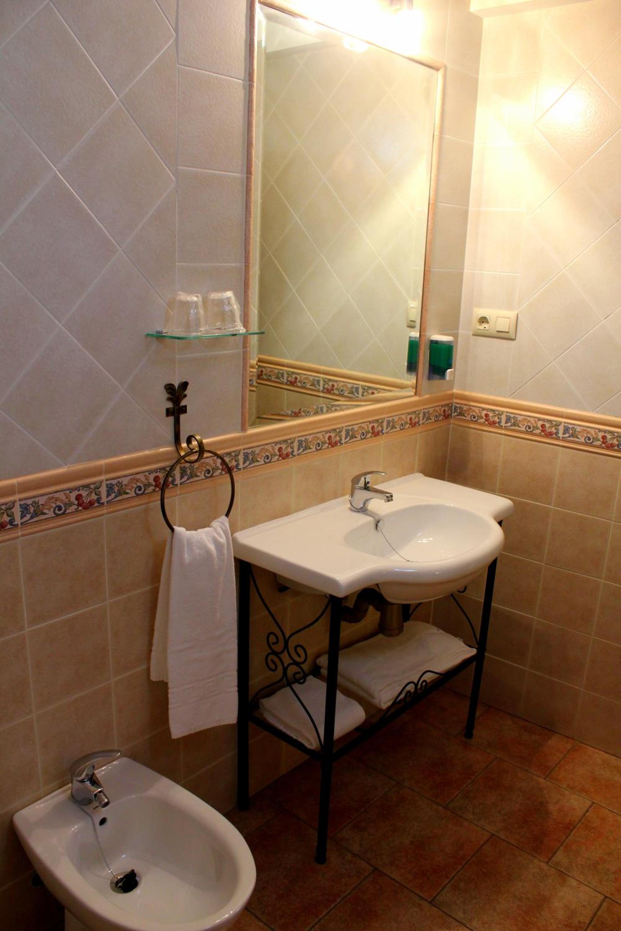 Double or Twin Room - Photo 17