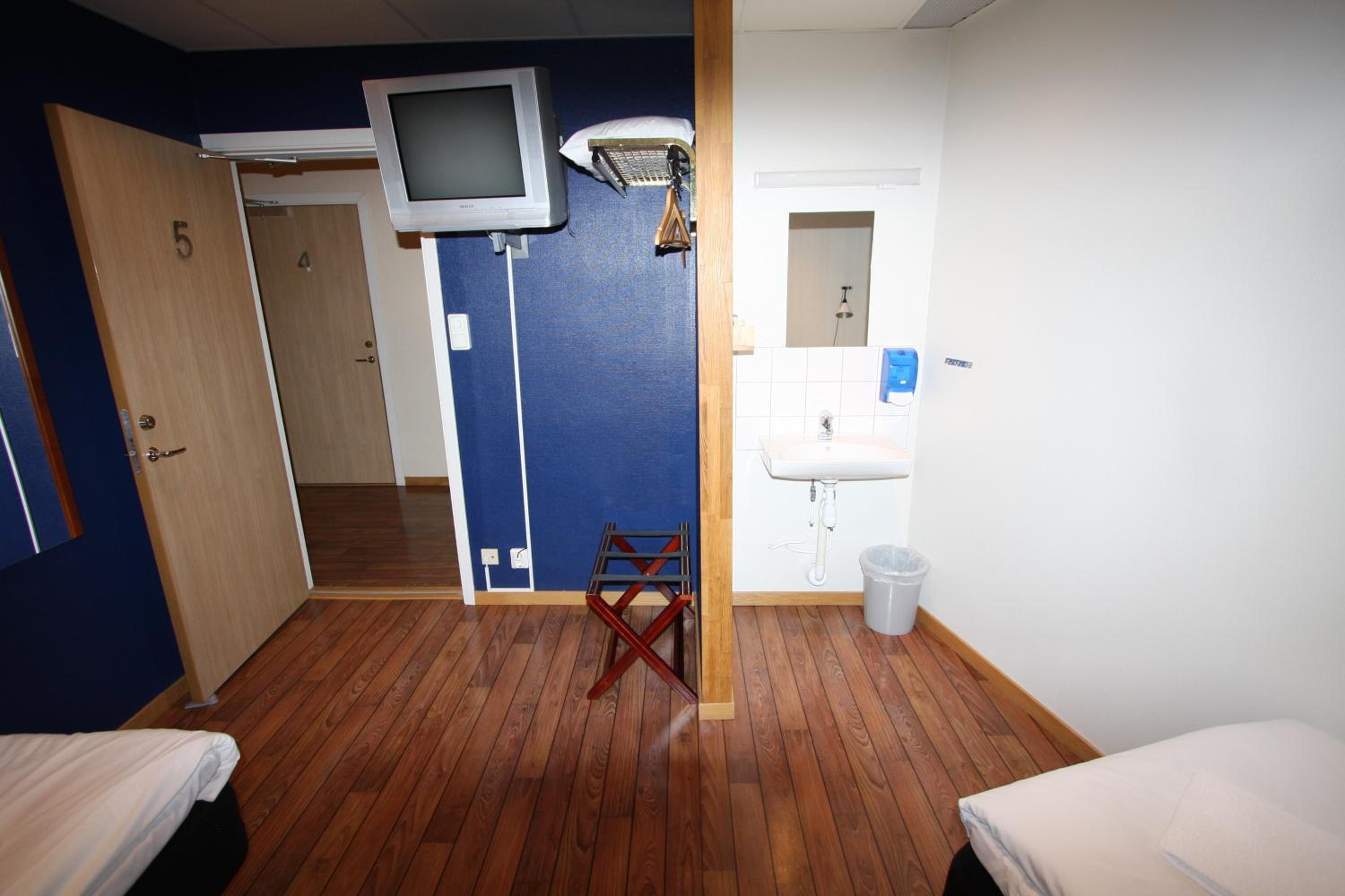 Twin Room with Shared Bathroom photo 2