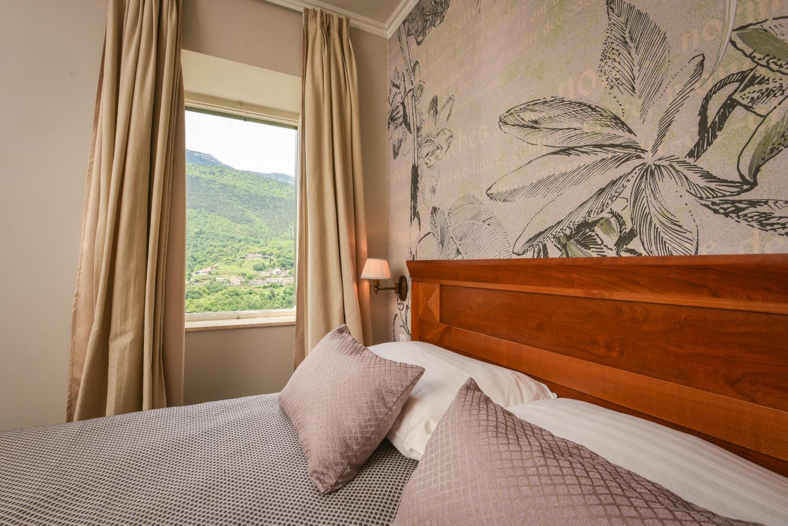 Standard Double Room with Mountain View - Photo 3