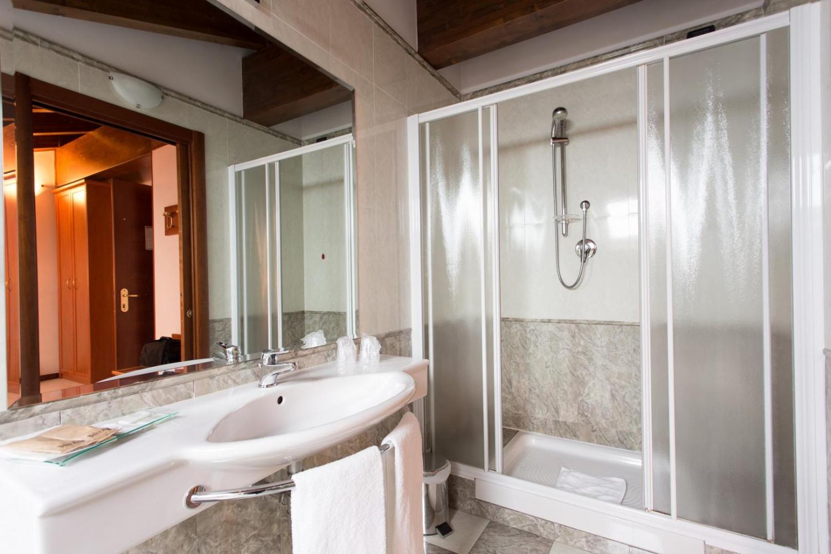 Standard Triple Room - Photo 11