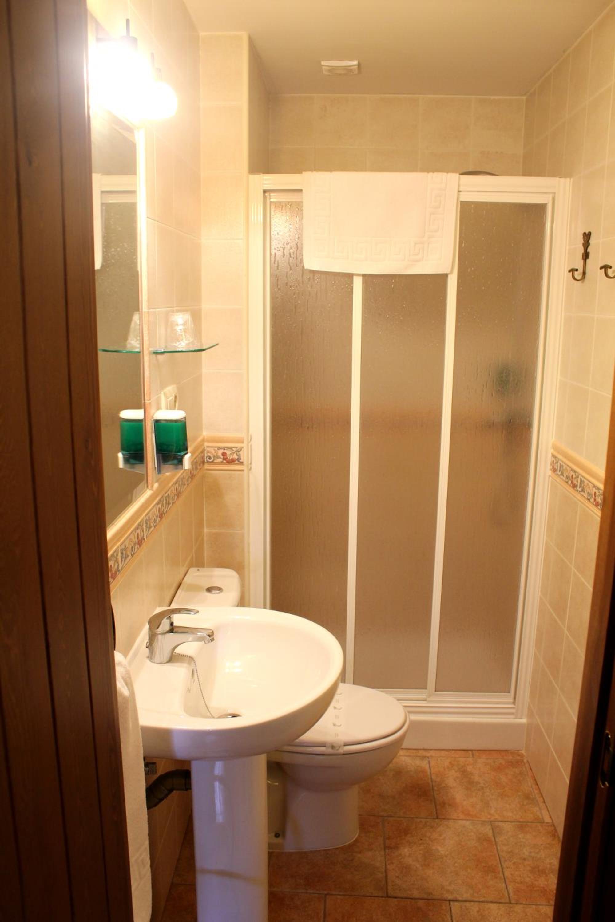 Double or Twin Room - Photo 19