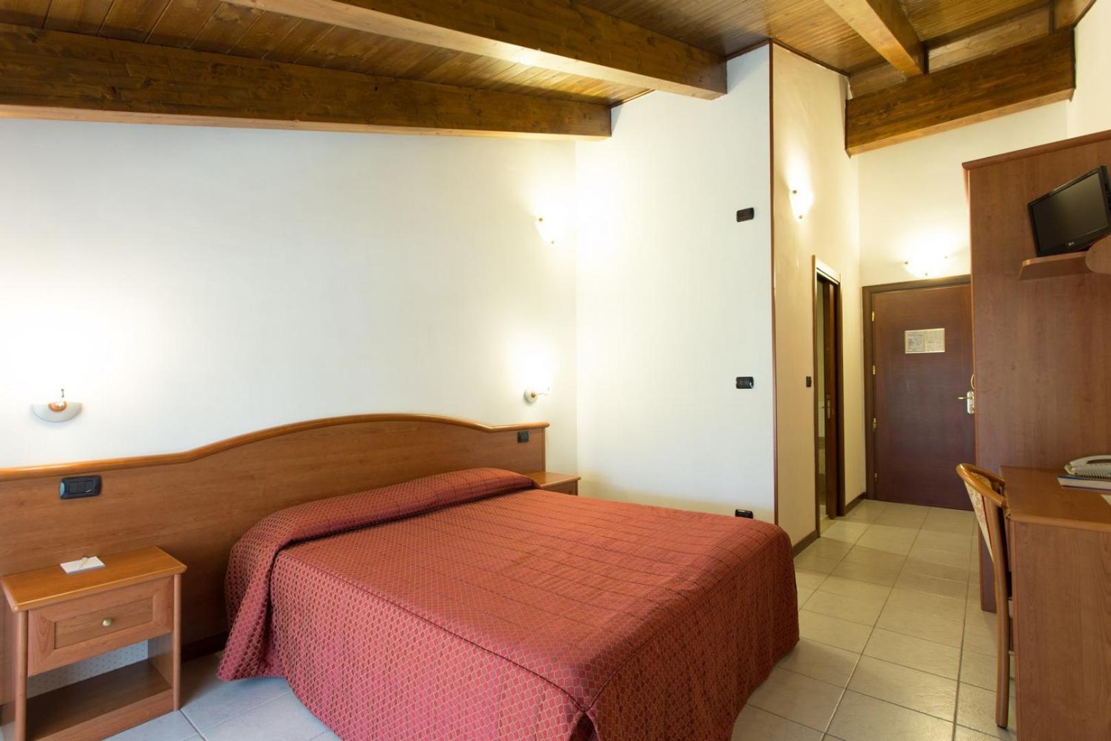 Standard Double Room - Photo 10