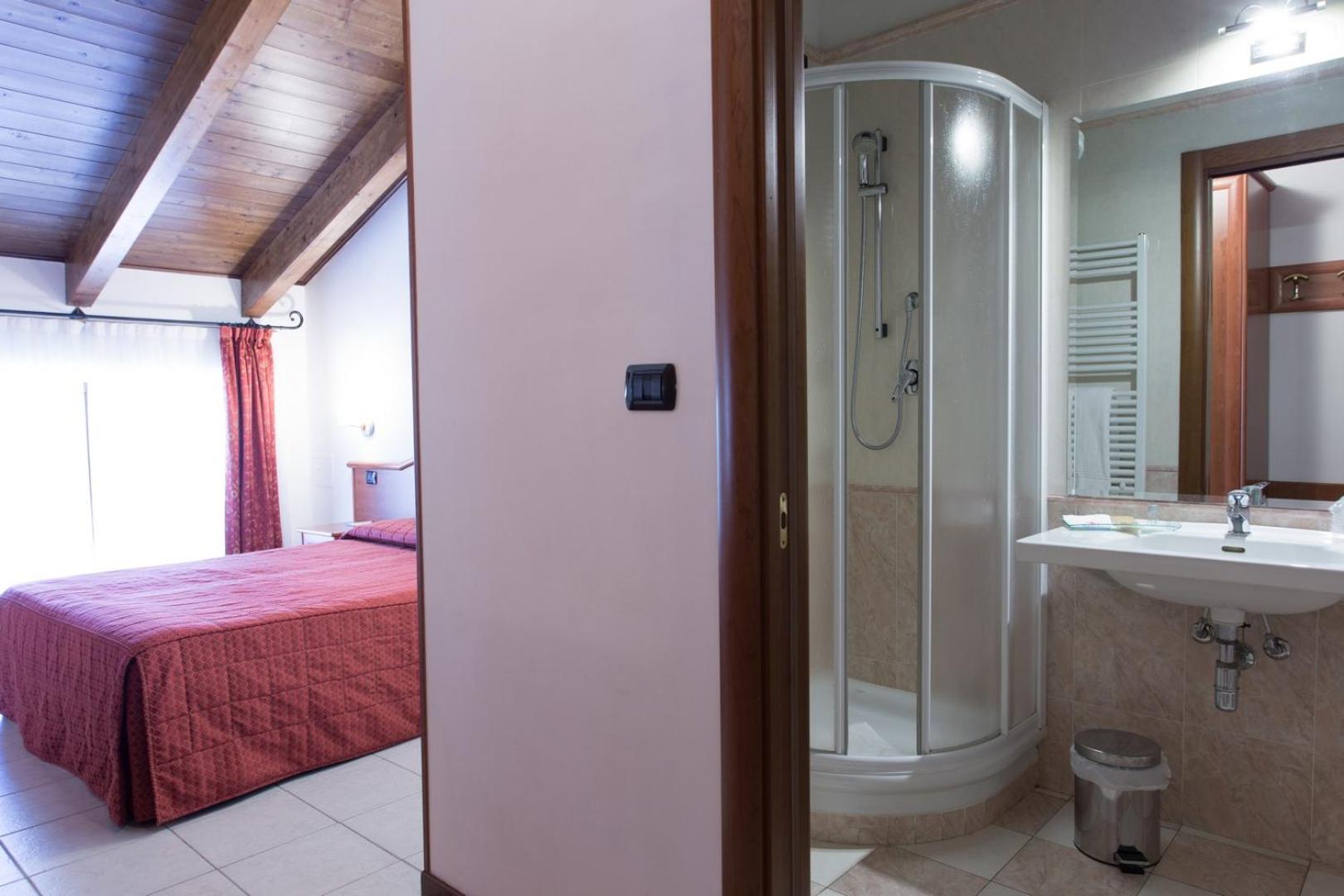 Standard Double Room - Photo 11