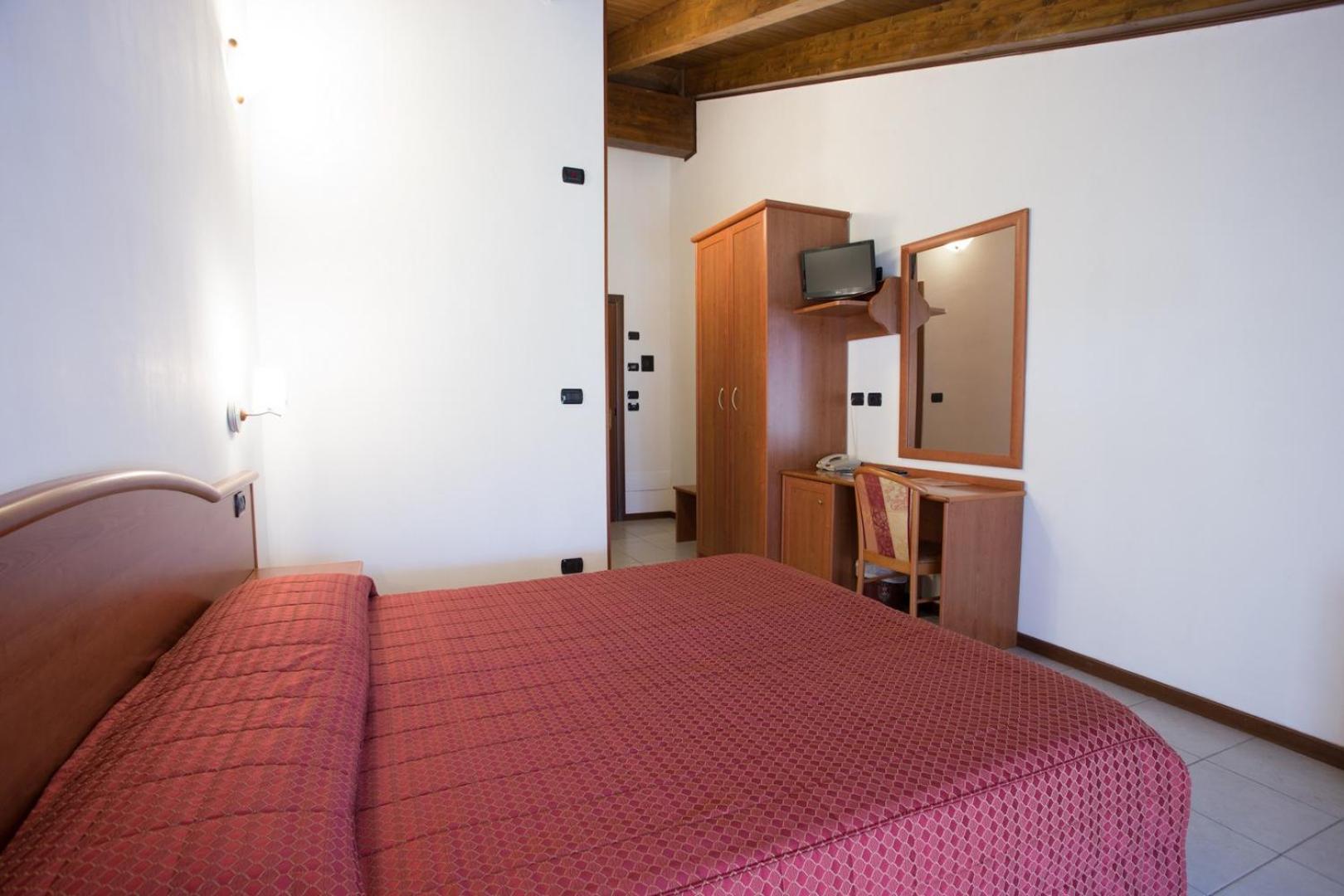 Standard Double Room - Photo 4