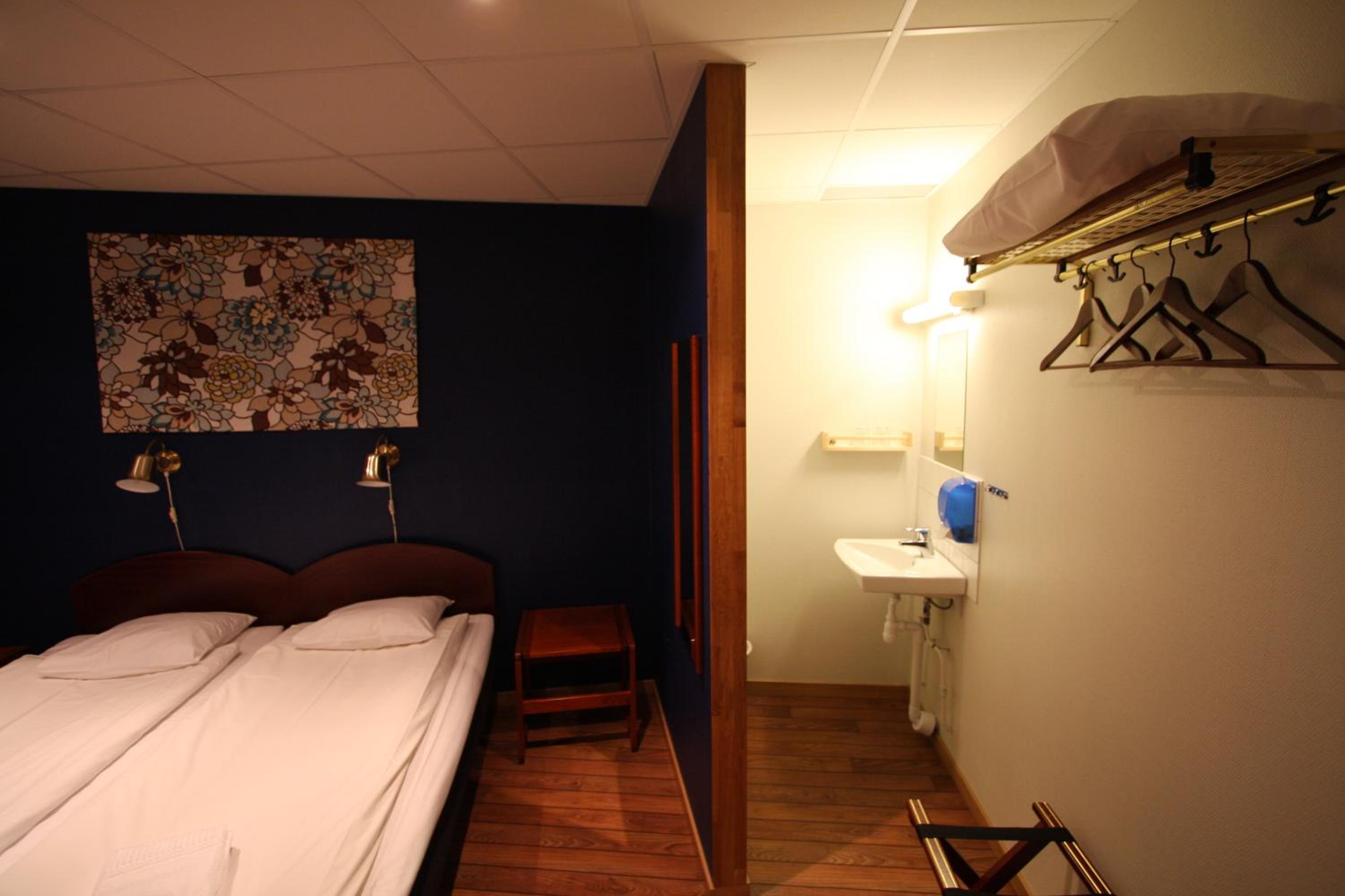 Double or Twin Room with Shared Bathroom photo 1