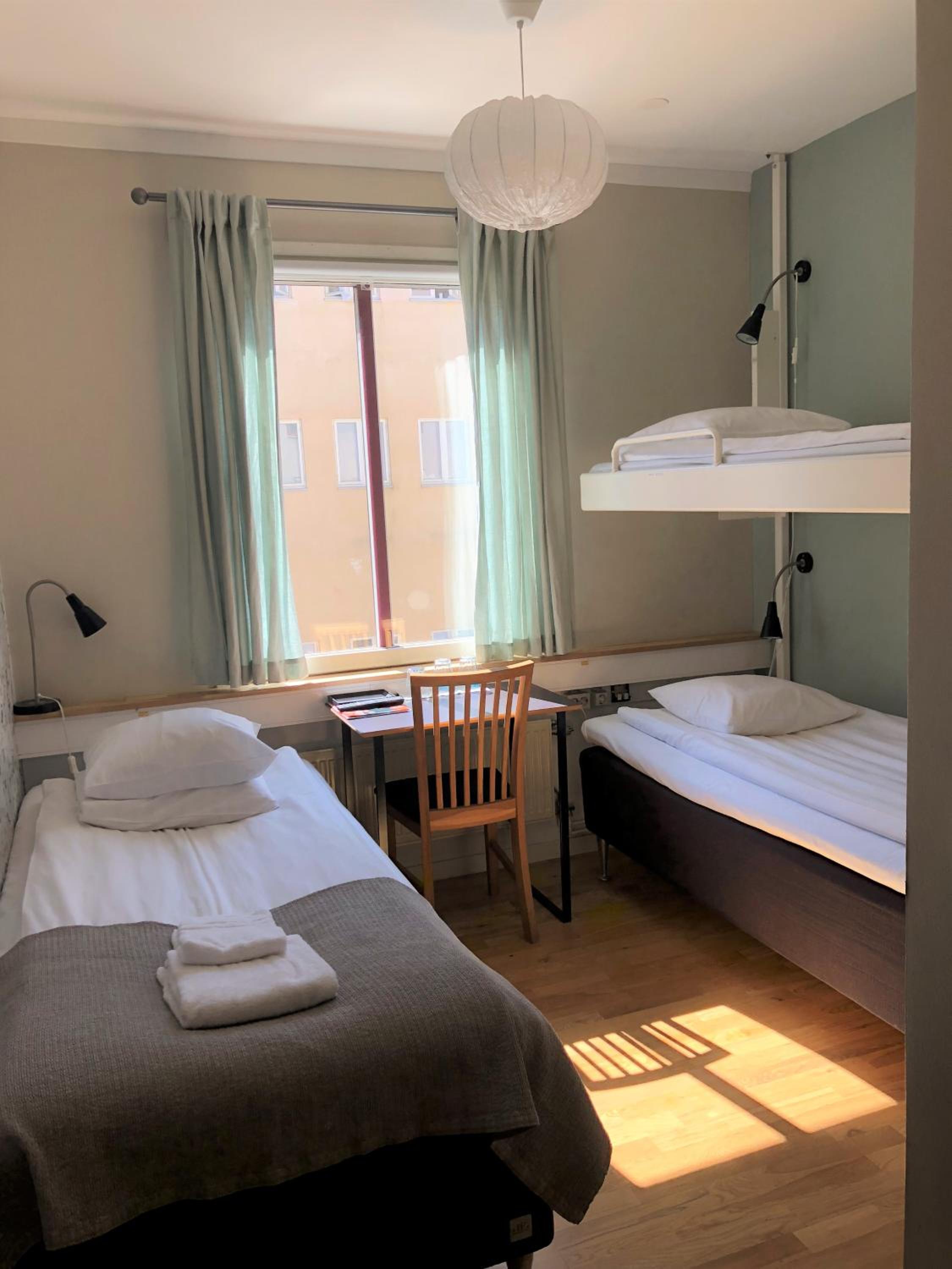 Economy Triple Room photo 3