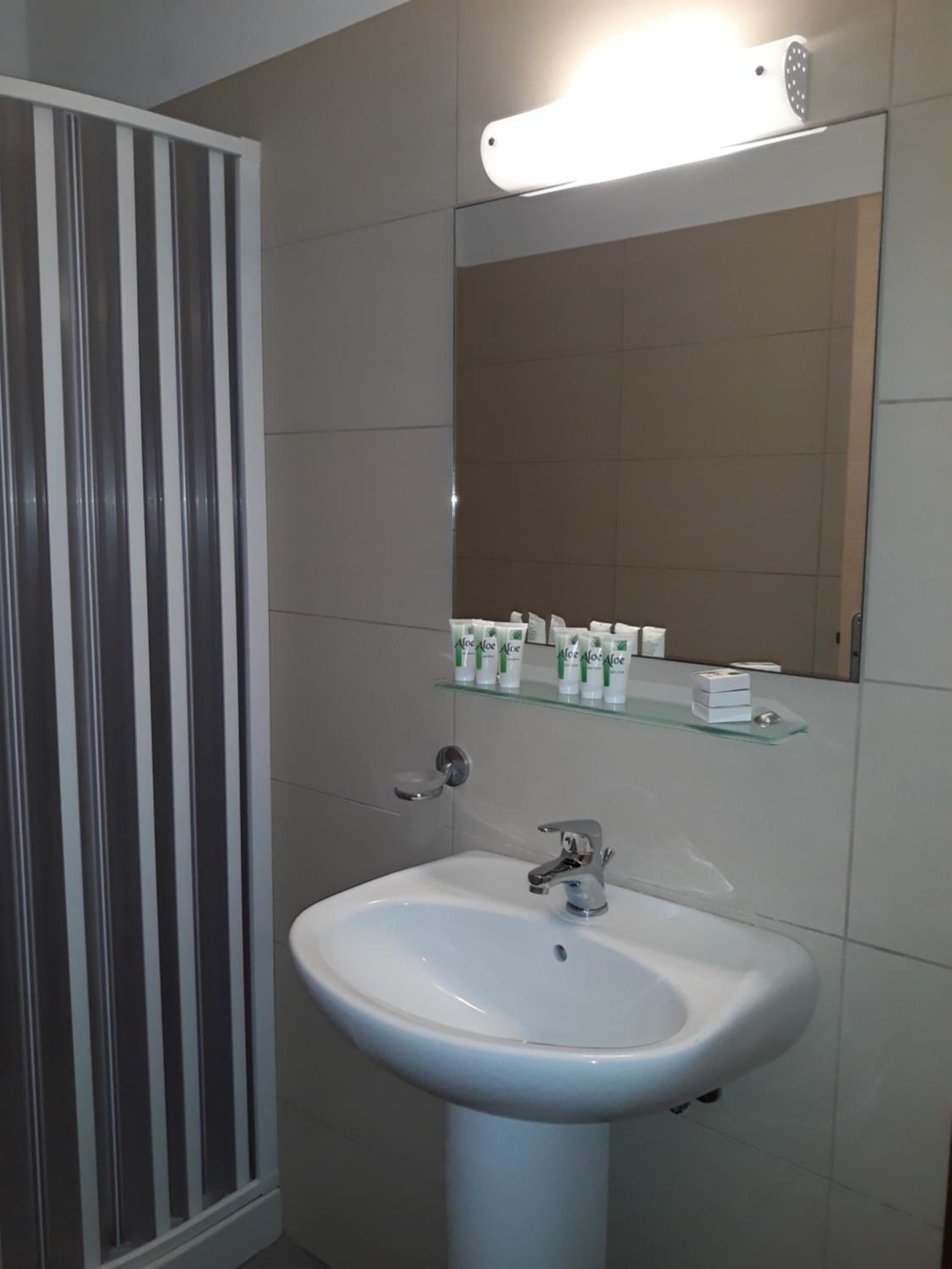 Double or Twin Room Ground Floor with Veranda and Side Sea View photo 3