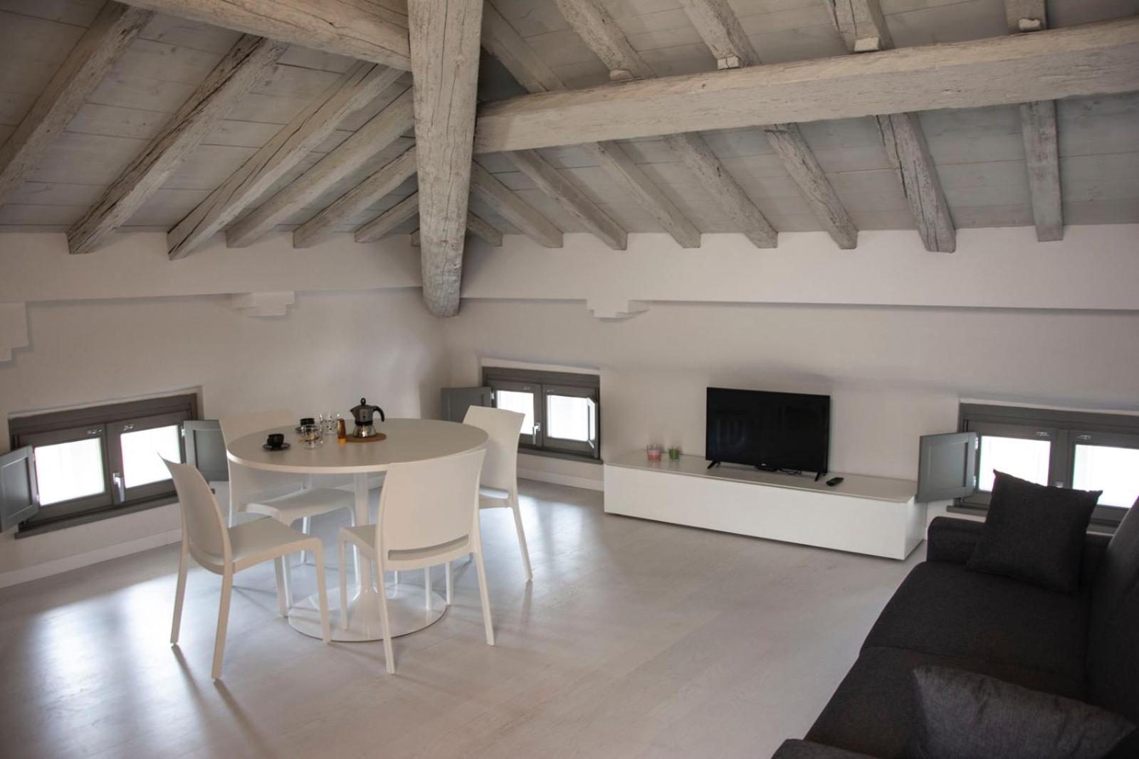 One-Bedroom Penthouse Apartment - Photo 6