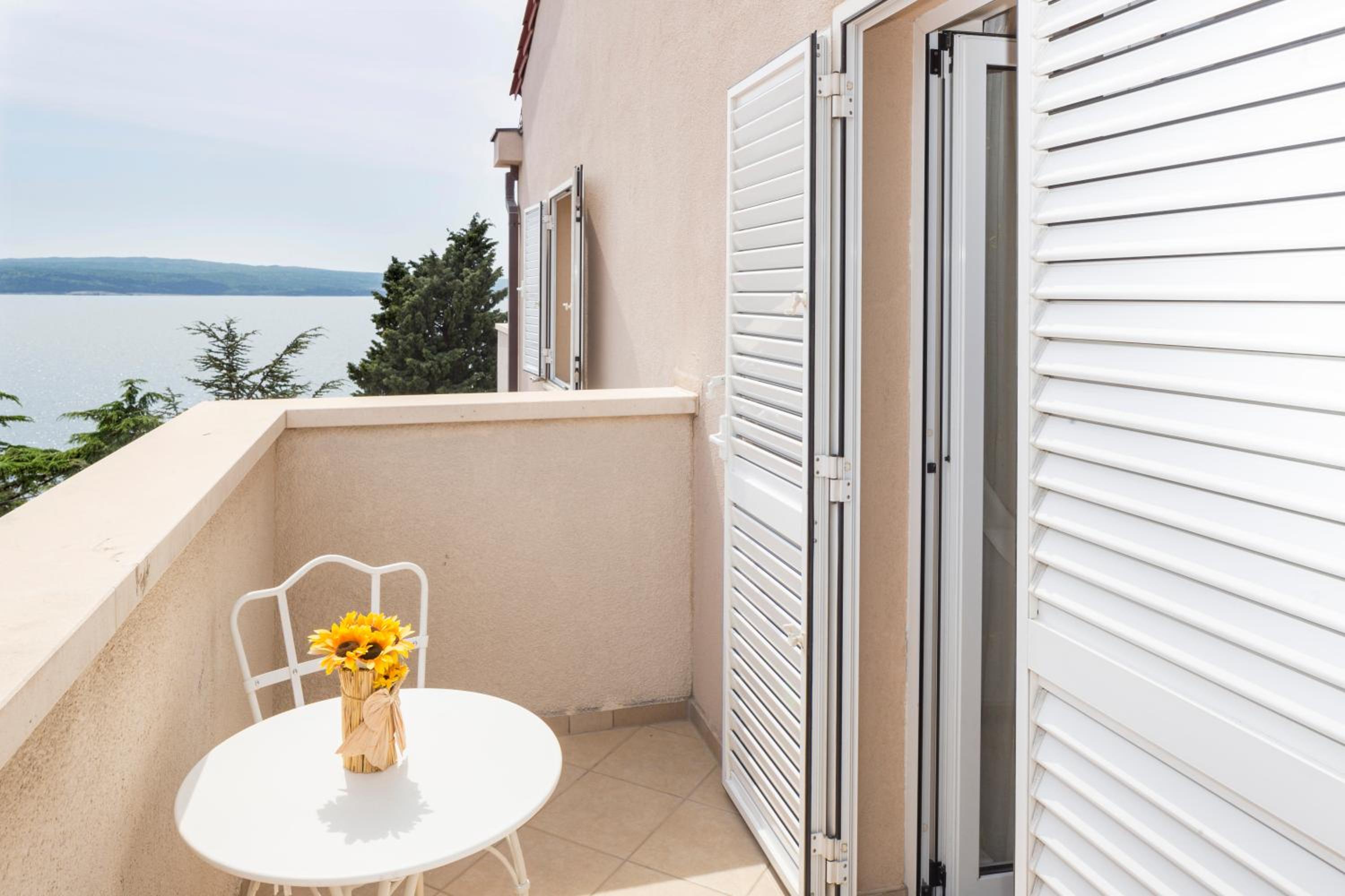 Comfort One-Bedroom Apartment with Sea View photo 3