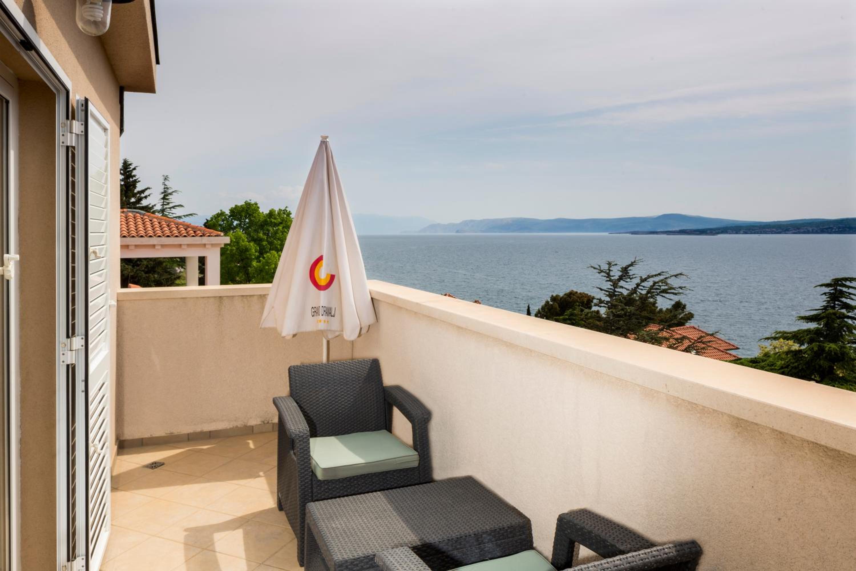 Comfort One-Bedroom Apartment with Sea View photo 2