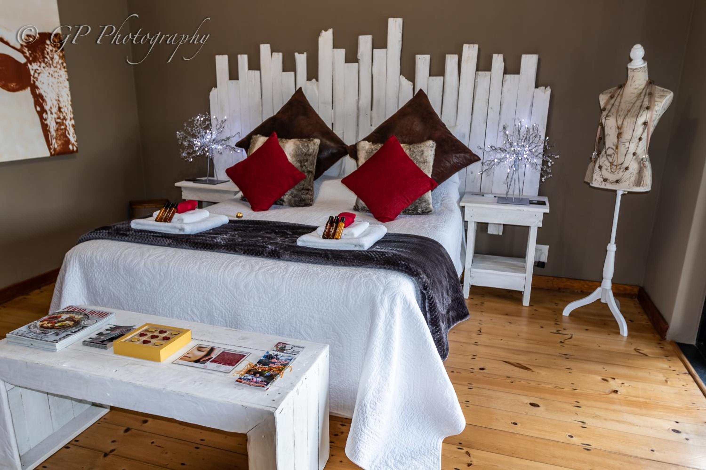 Deluxe Queen Suite - Photo 17