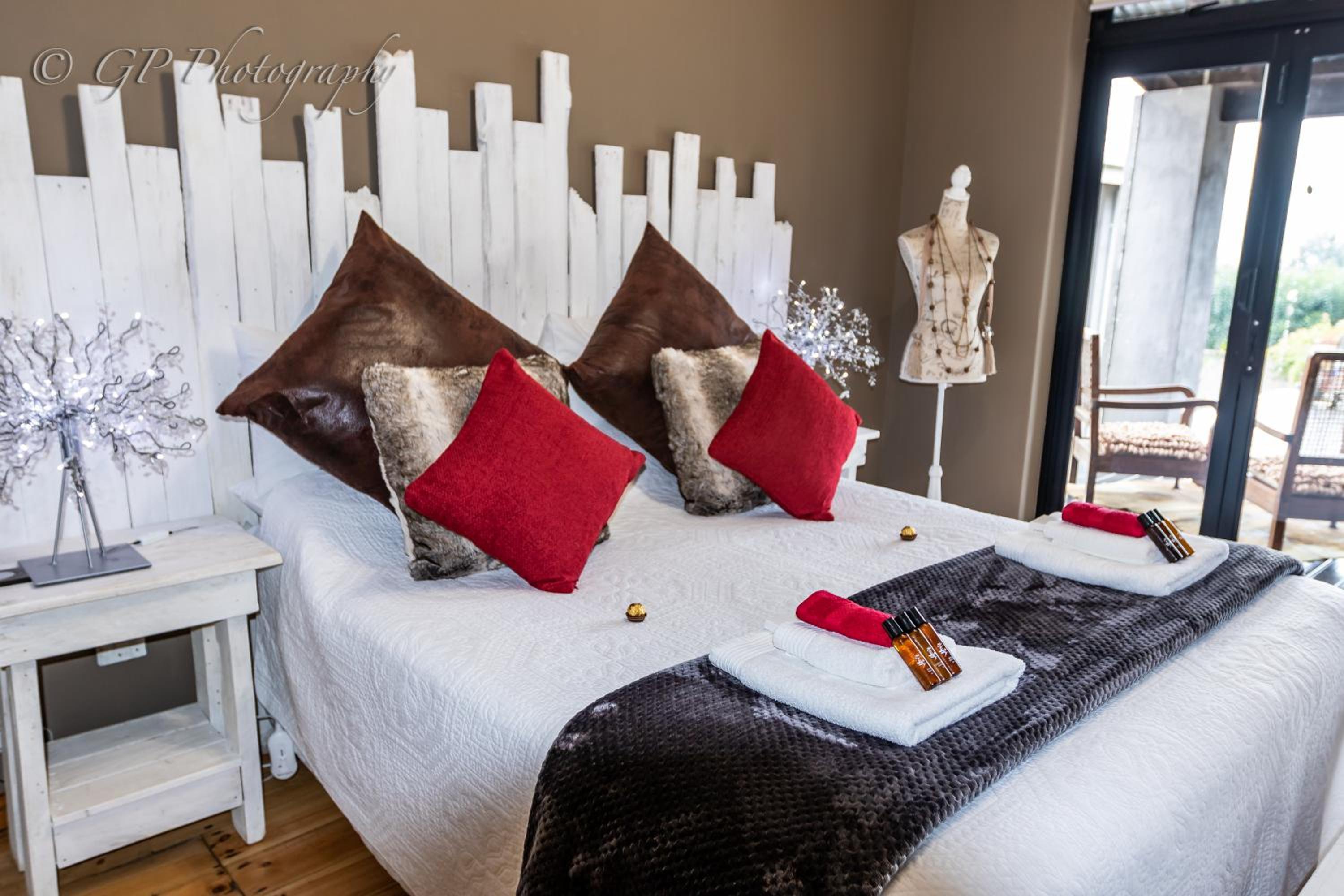 Deluxe Queen Suite - Photo 16