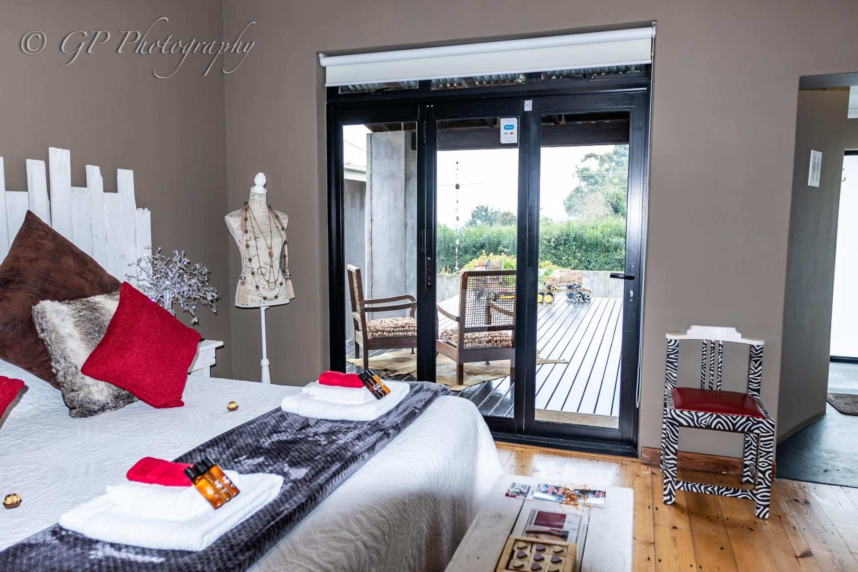 Deluxe Queen Suite - Photo 15