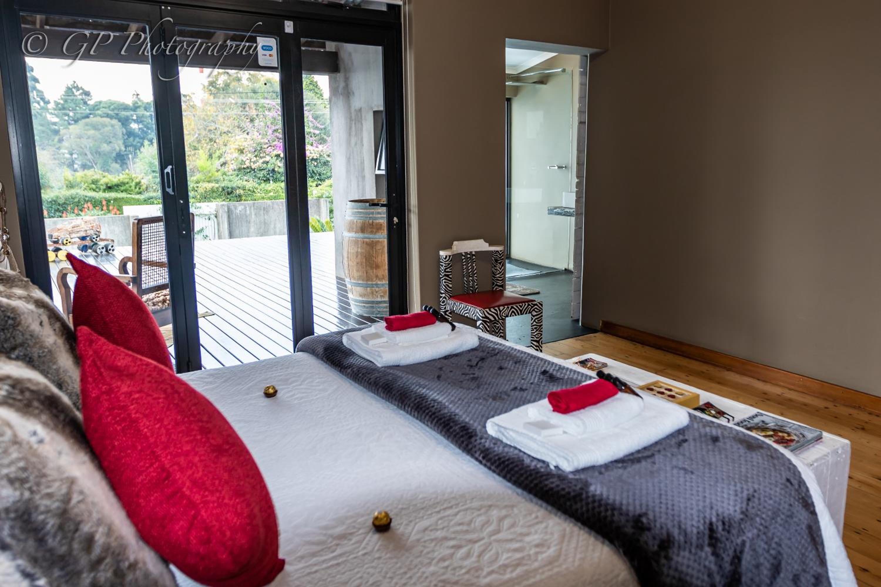 Deluxe Queen Suite - Photo 14