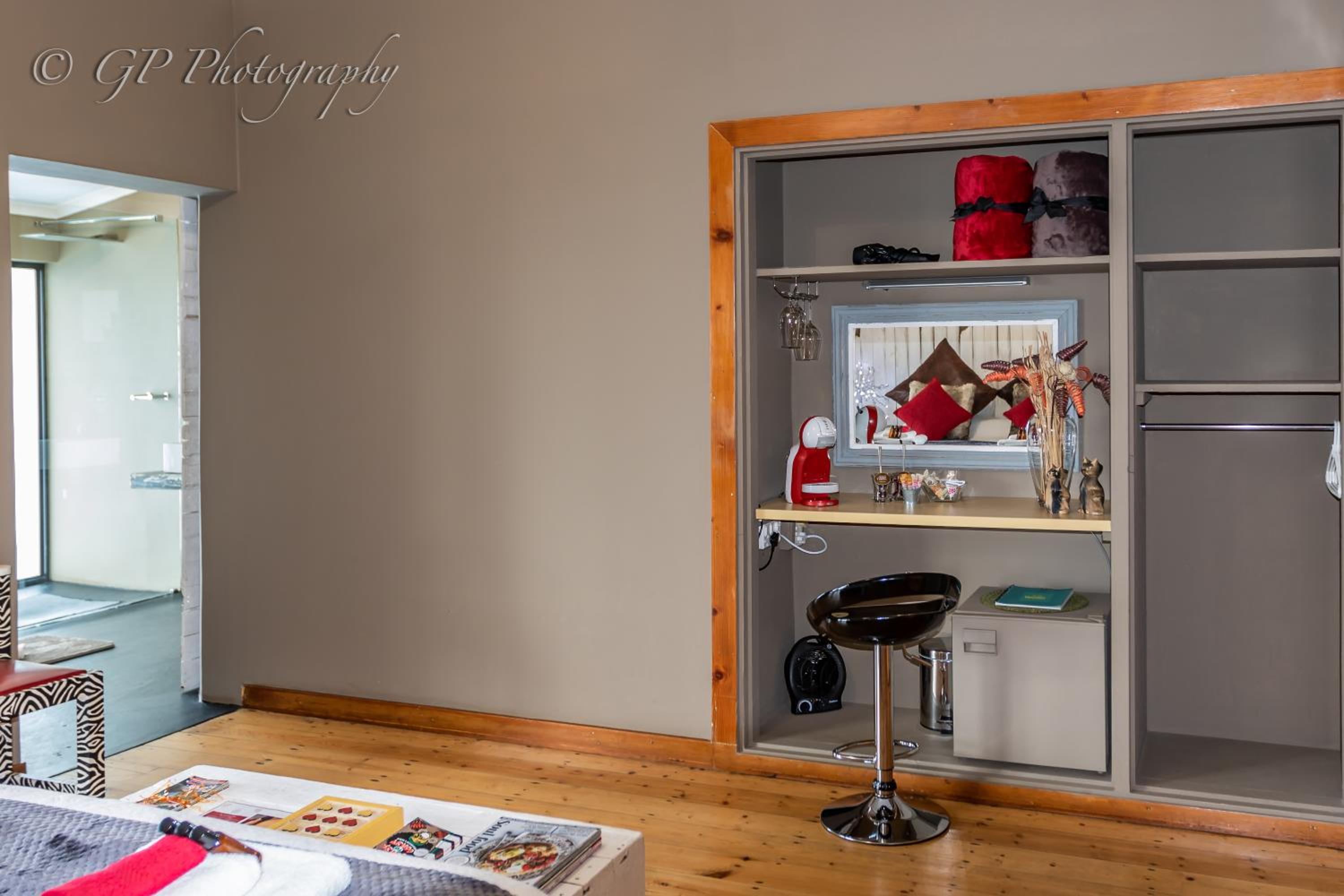 Deluxe Queen Suite - Photo 13