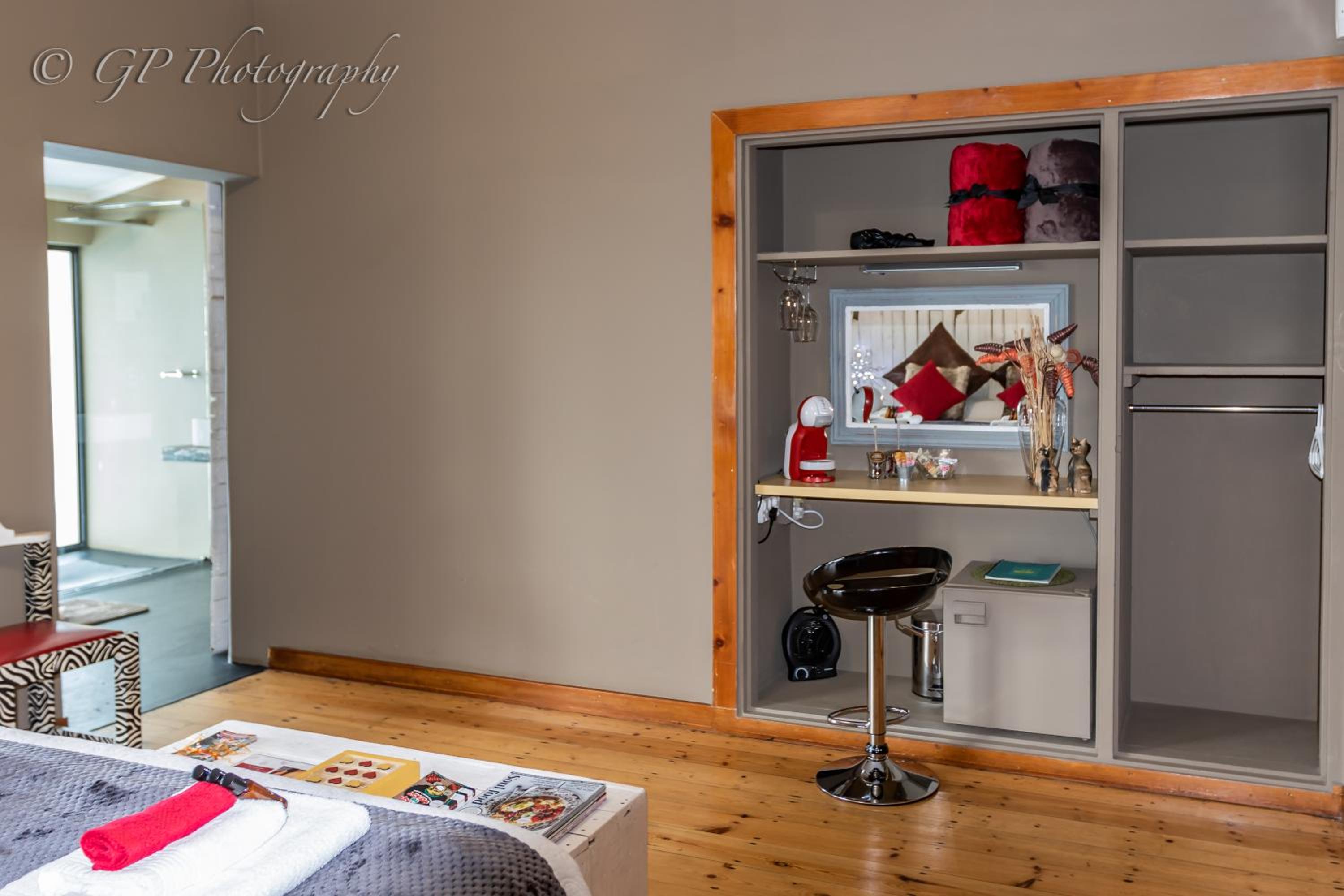Deluxe Queen Suite - Photo 12