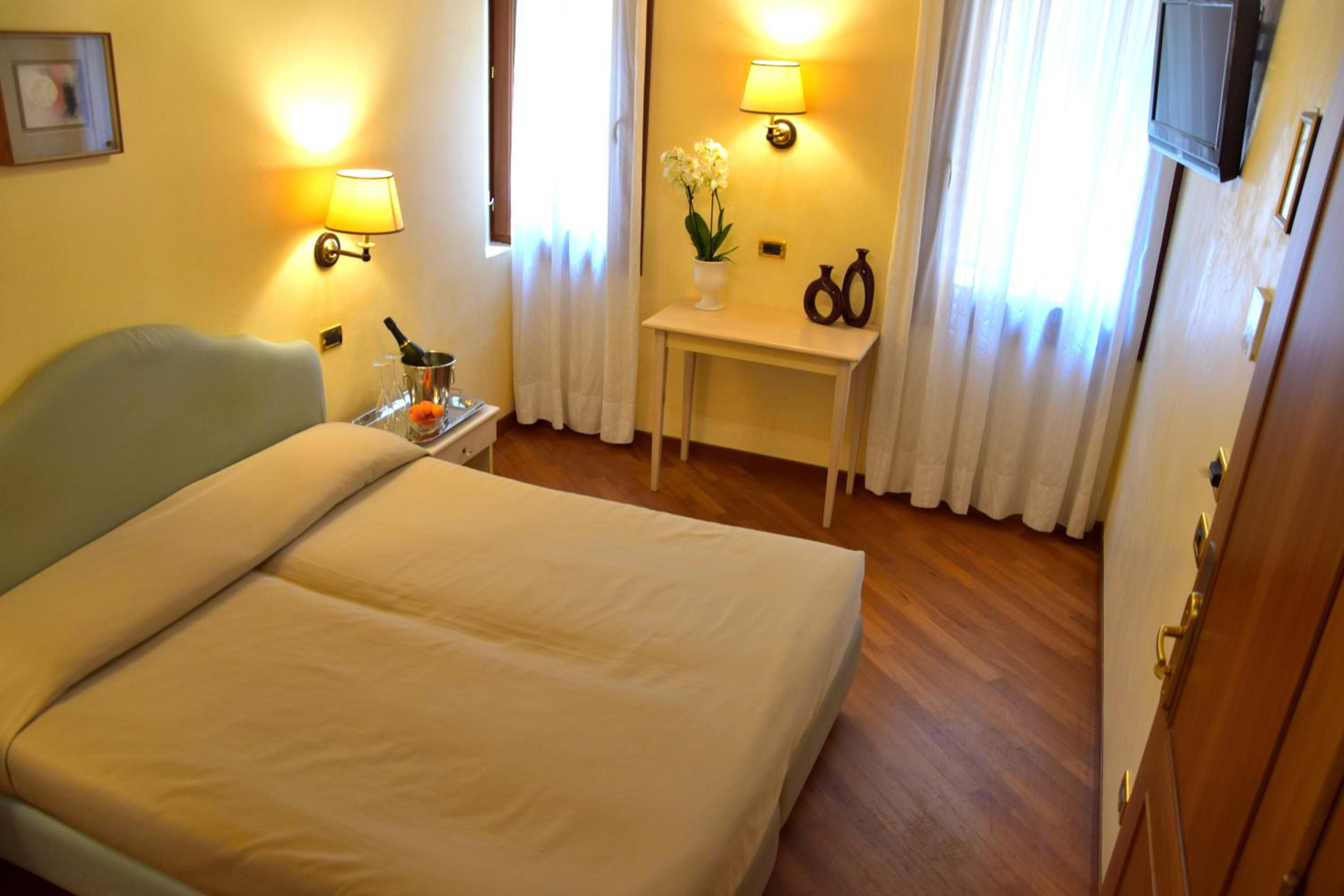 Standard Double or Twin Room photo 3