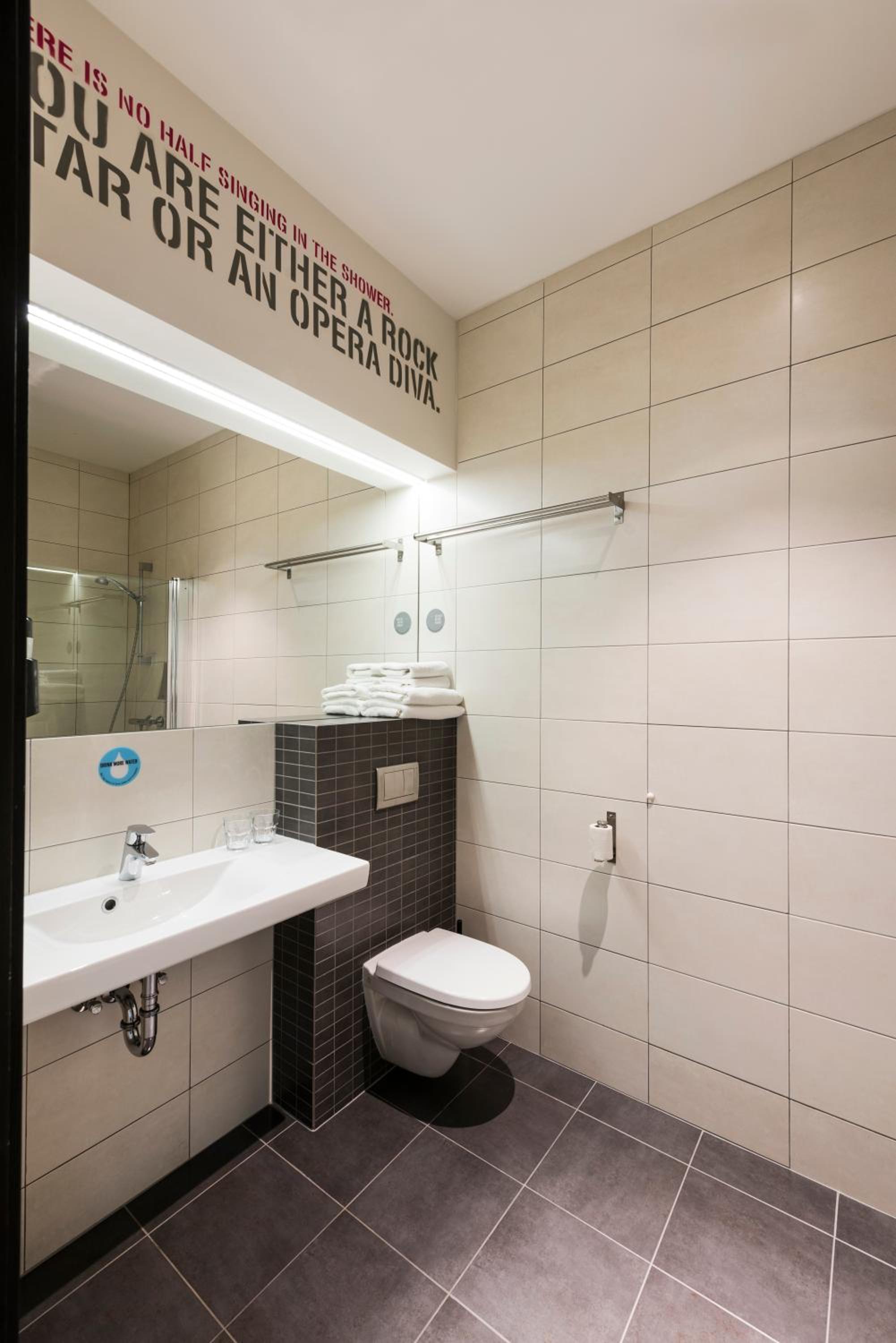 Standard Double Room - Photo 16