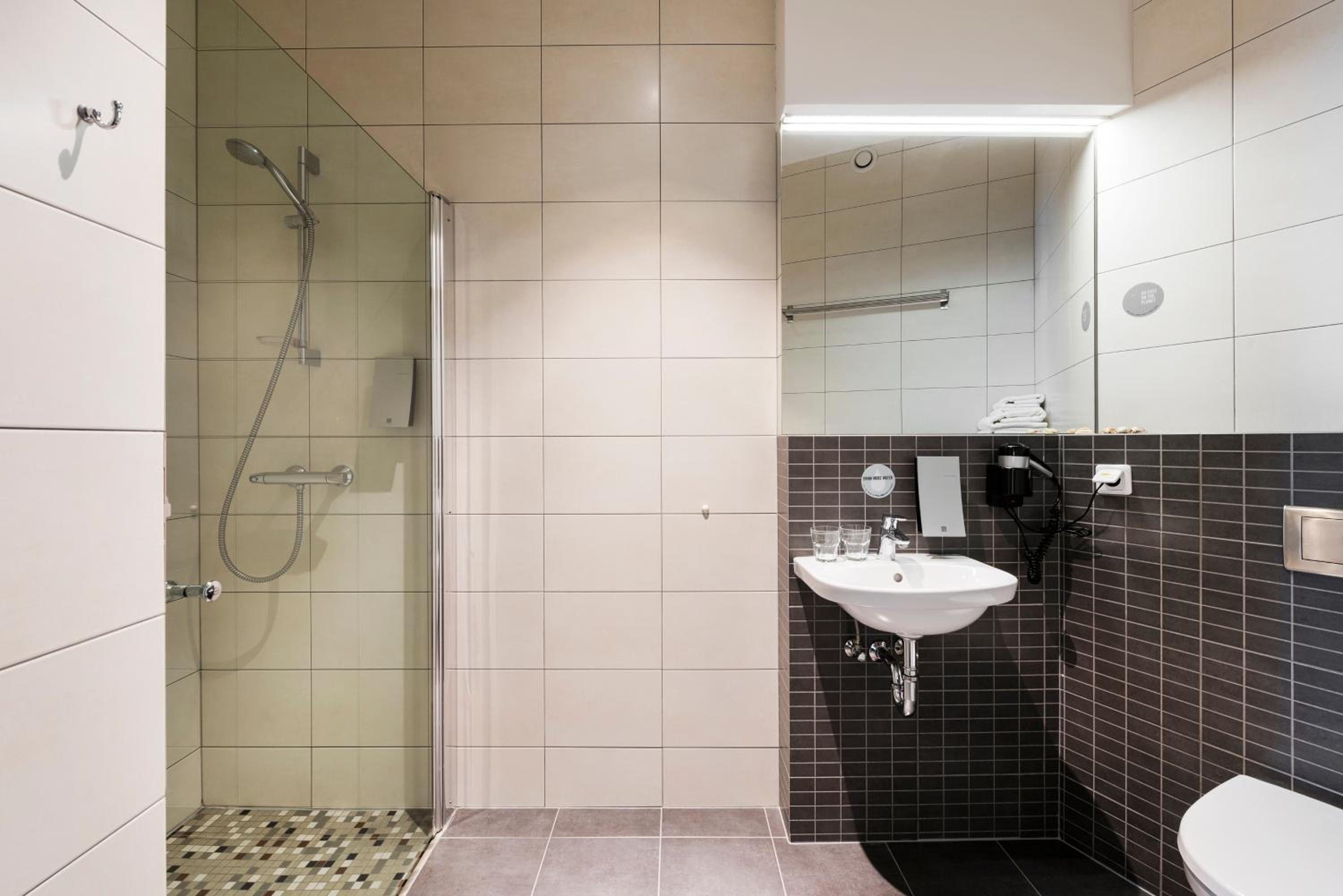 Standard Double Room - Photo 9