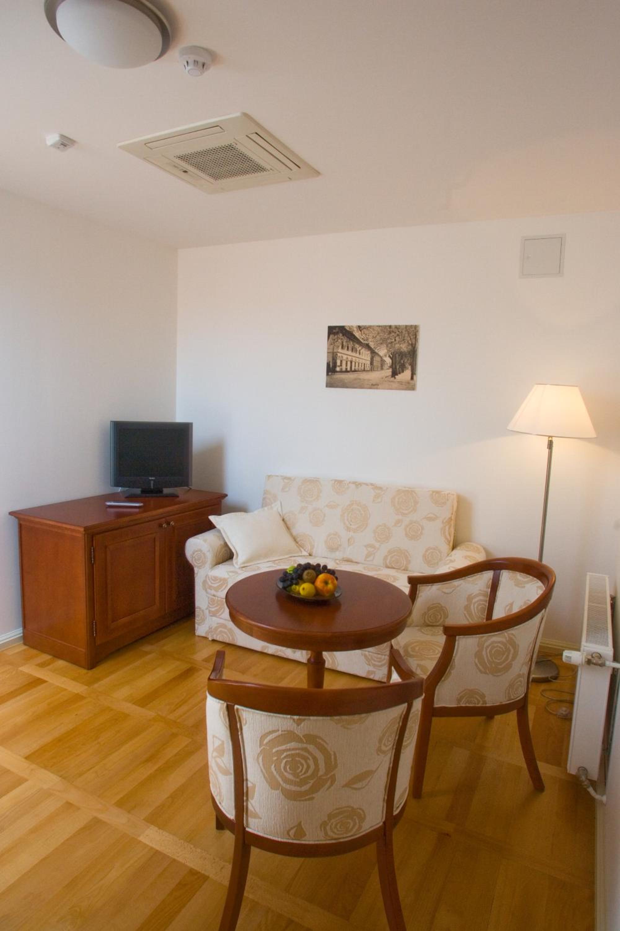 Deluxe Suite - Photo 4
