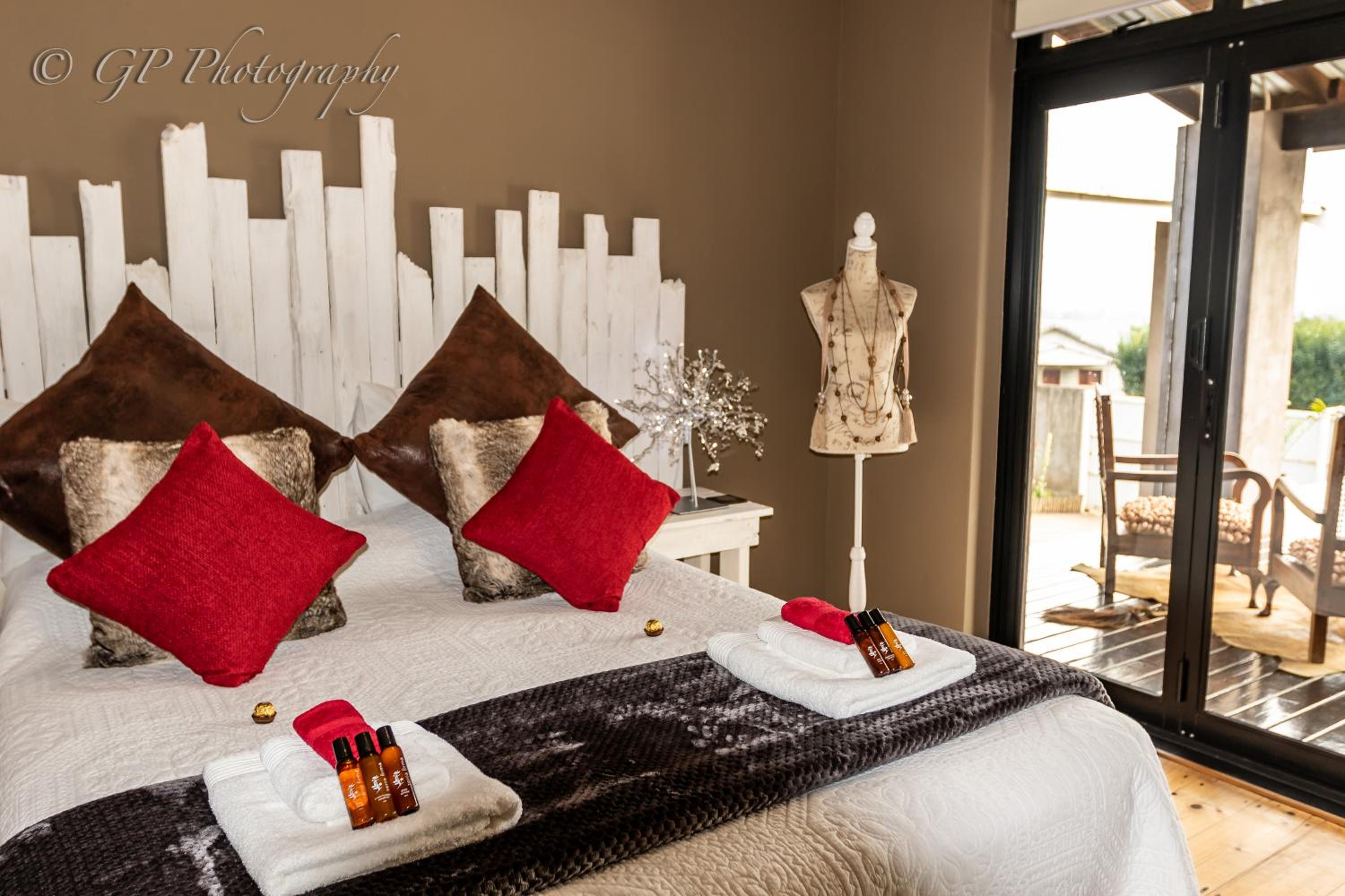Deluxe Queen Suite - Photo 9