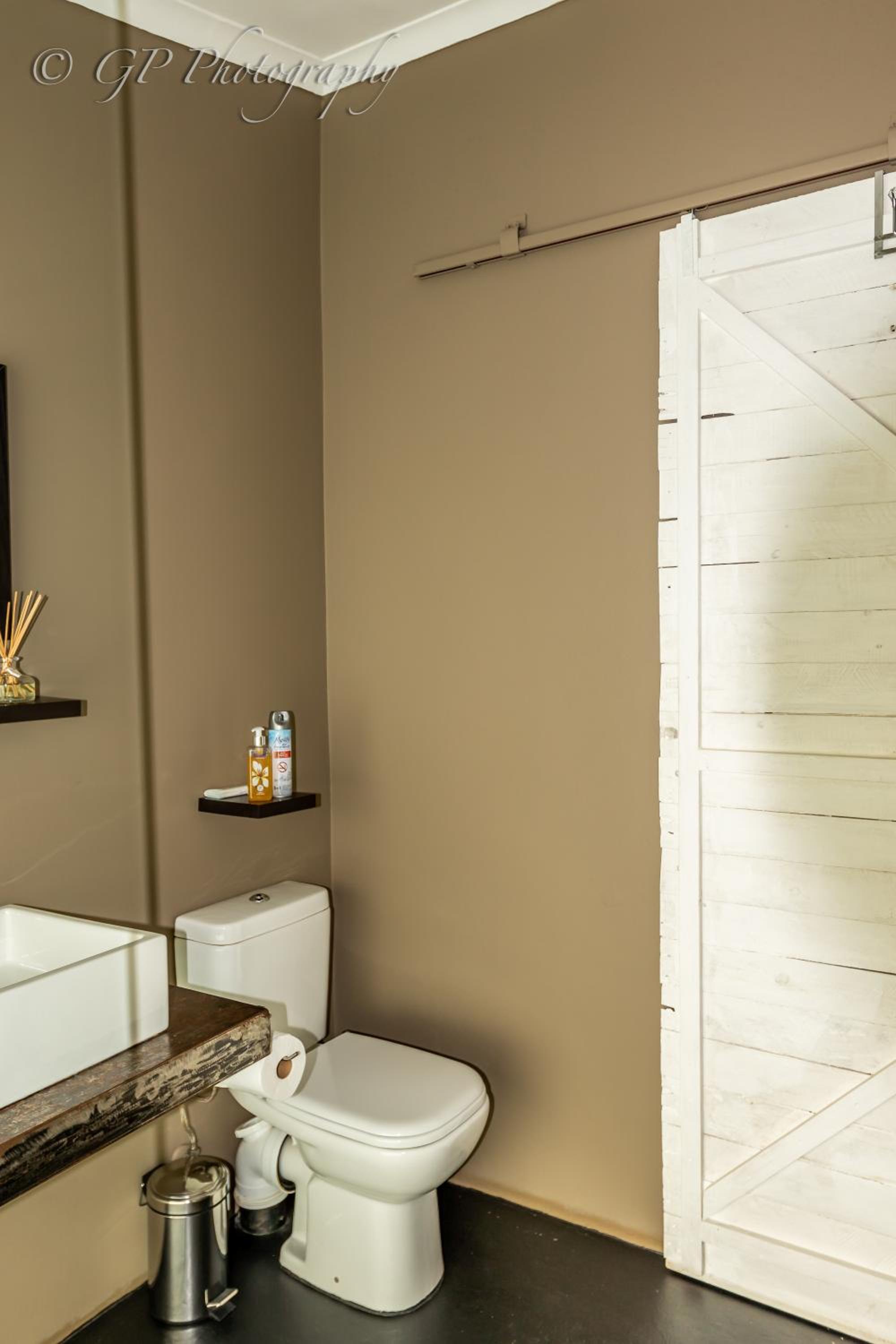Deluxe Queen Suite - Photo 42