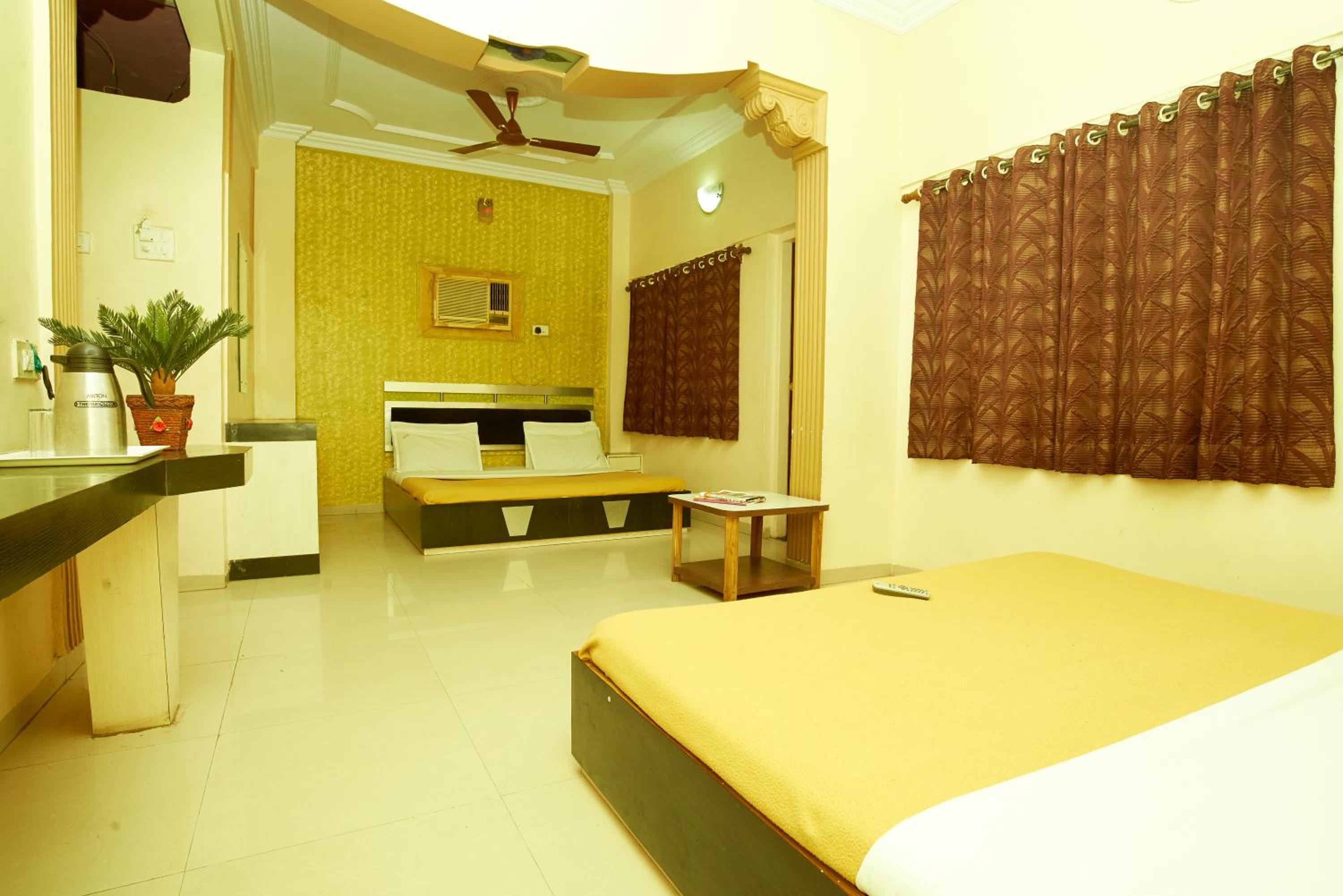 Quadruple Room with Balcony - Photo 5