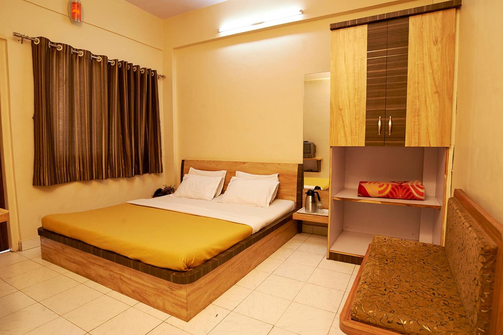 Deluxe Double Room with Balcony - Photo 6