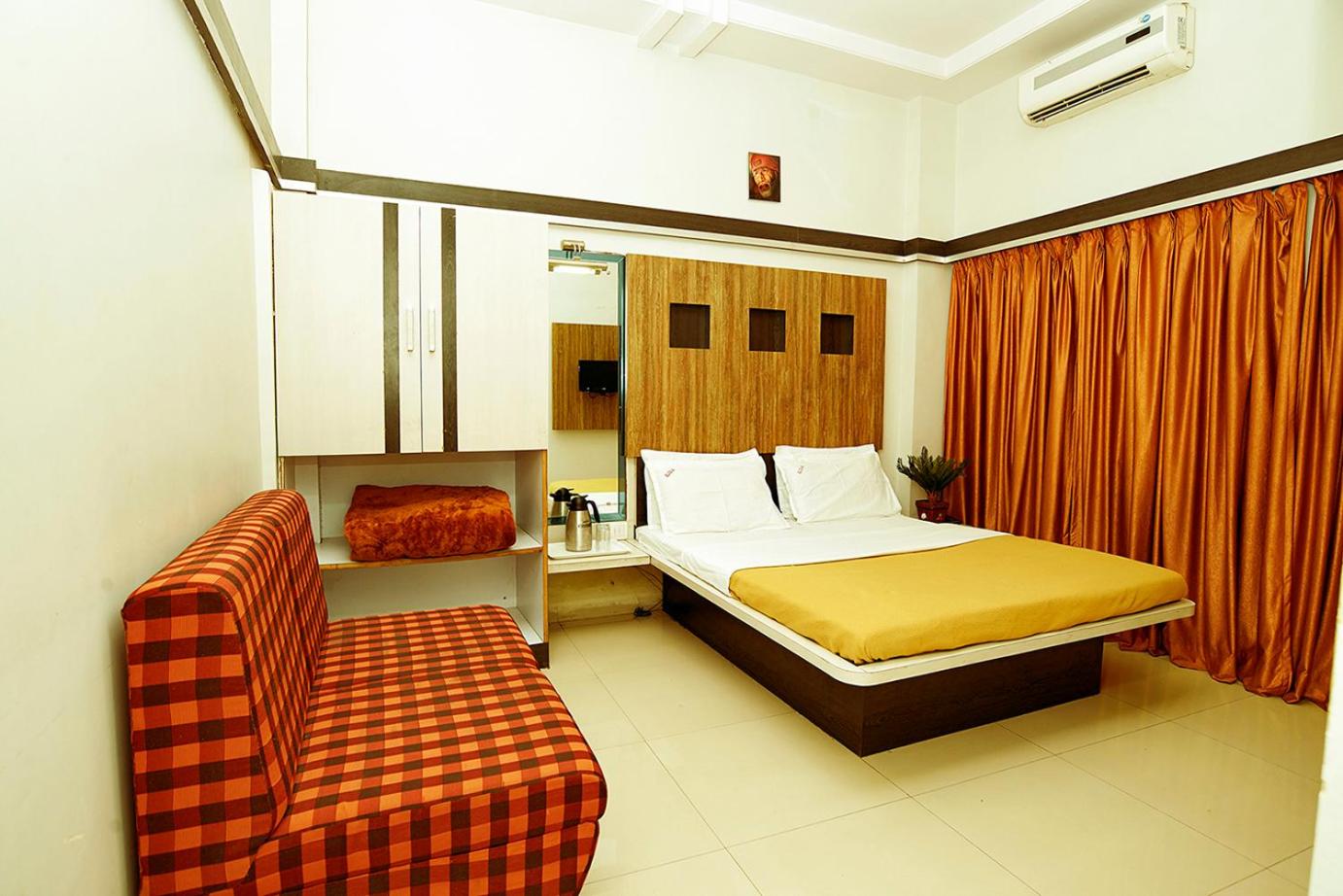 Deluxe Double Room with Balcony - Photo 12