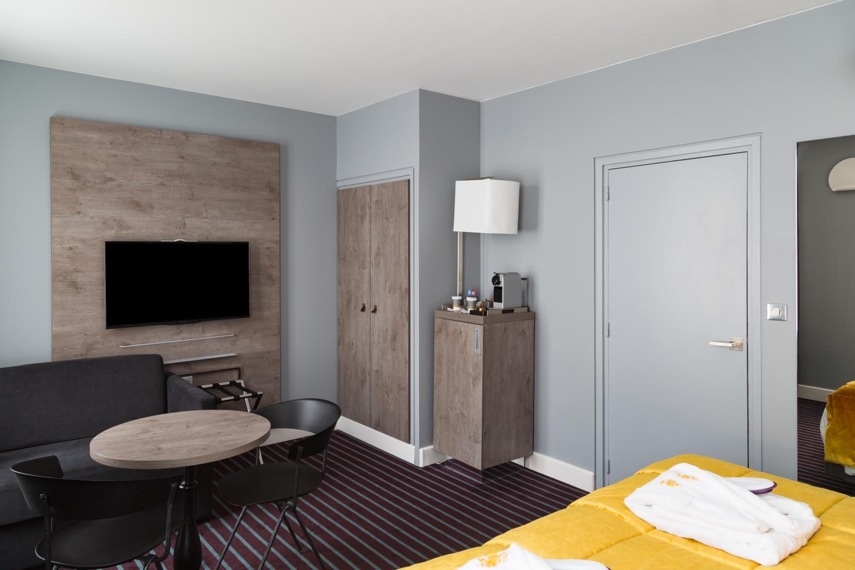 Privilege King Room with Sofa Bed - Photo 7