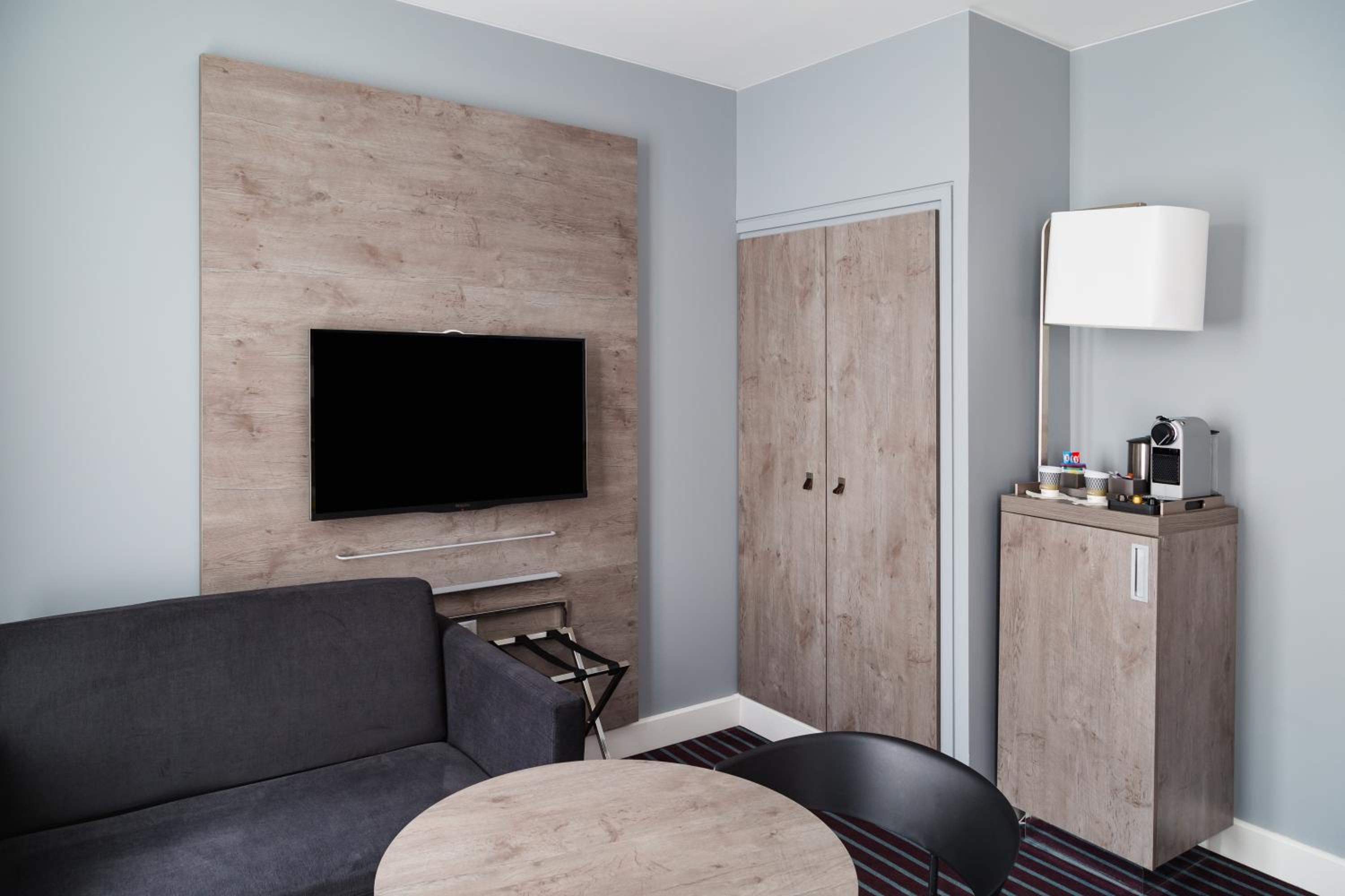 Privilege King Room with Sofa Bed - Photo 11