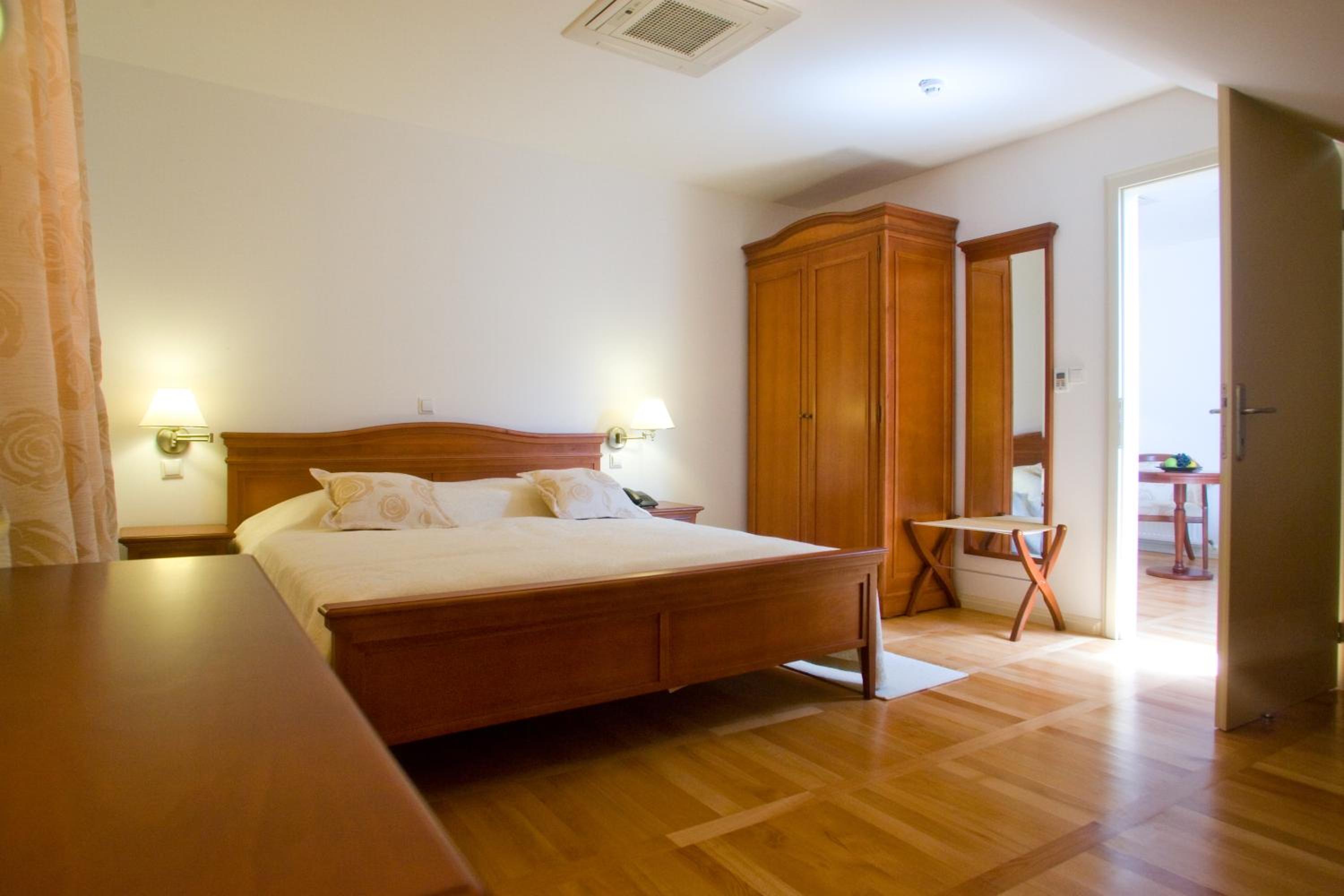 Deluxe Suite - Photo 5