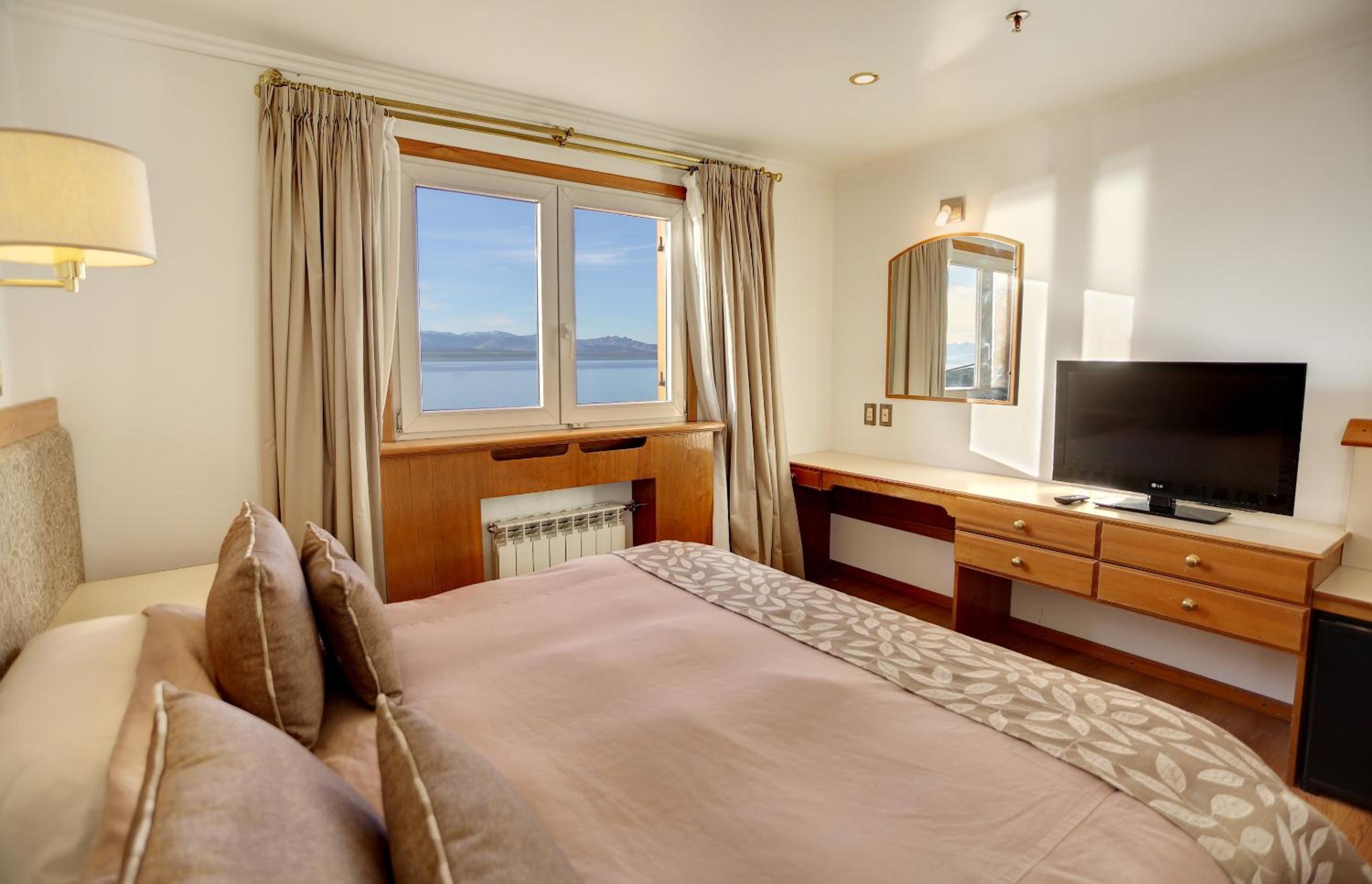 Double or Twin Room with Lake View photo 1