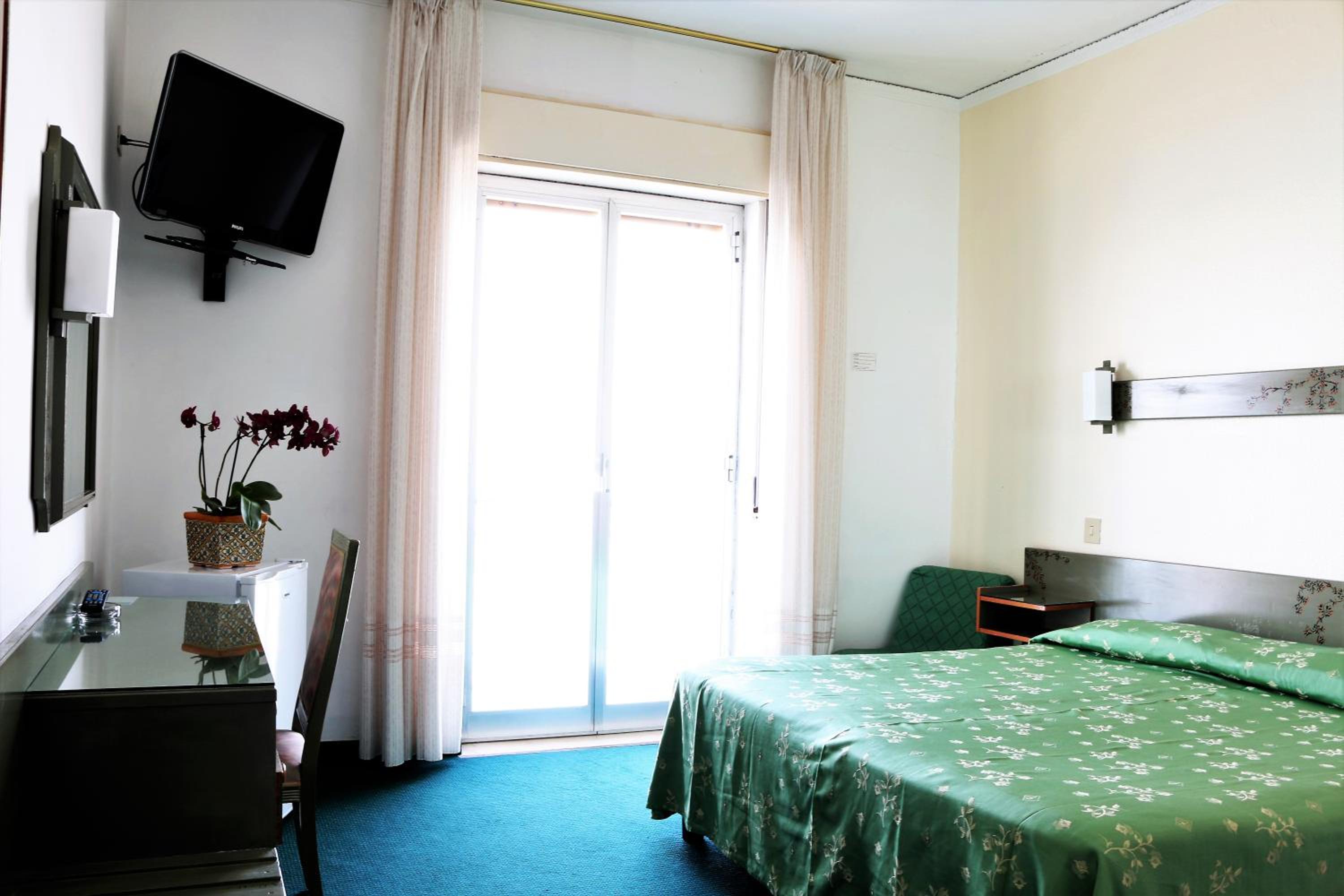 Standard Double or Twin Room - Photo 5