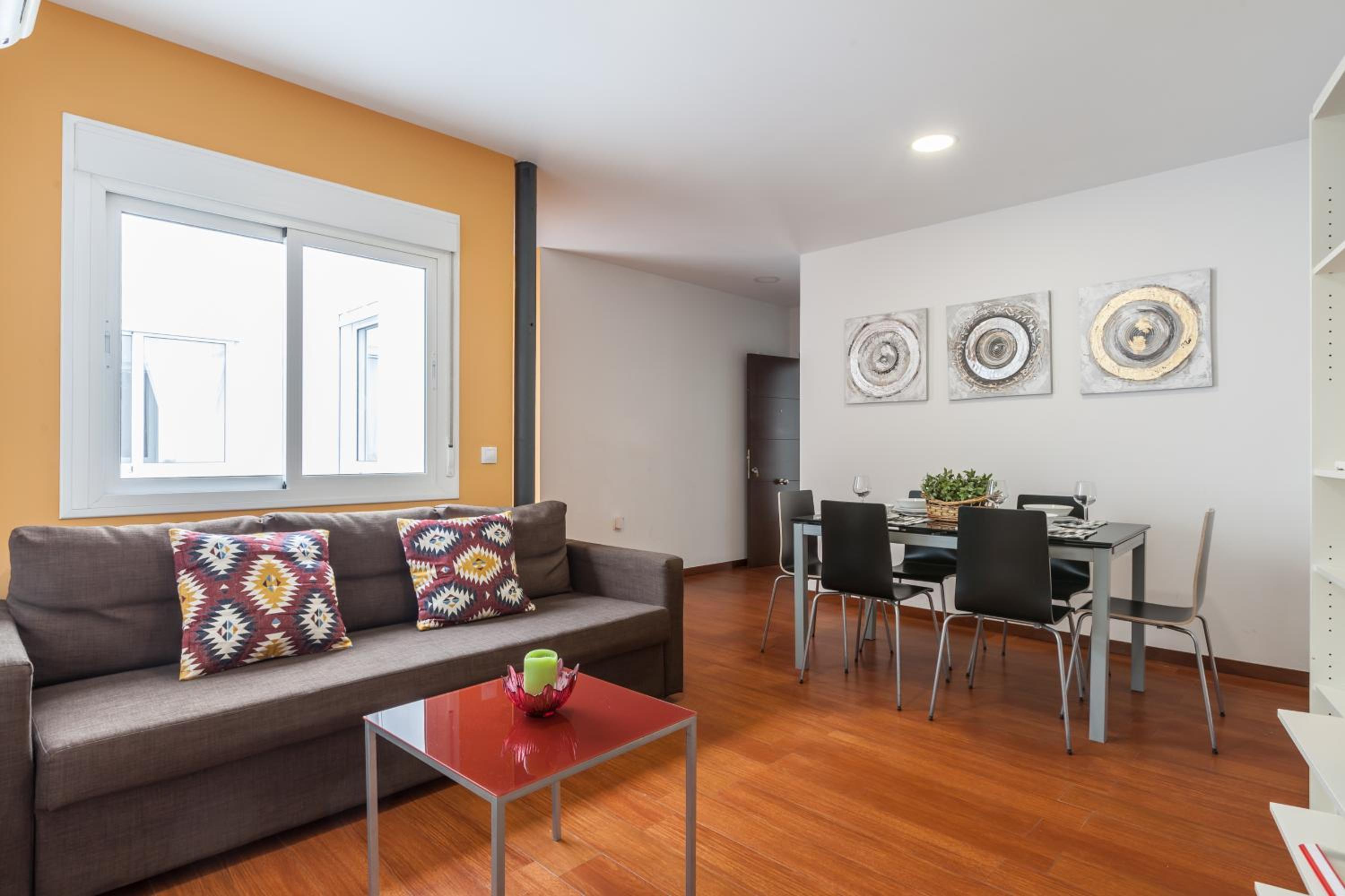 Apartamento de tres habitaciones con patio (5 adultos)