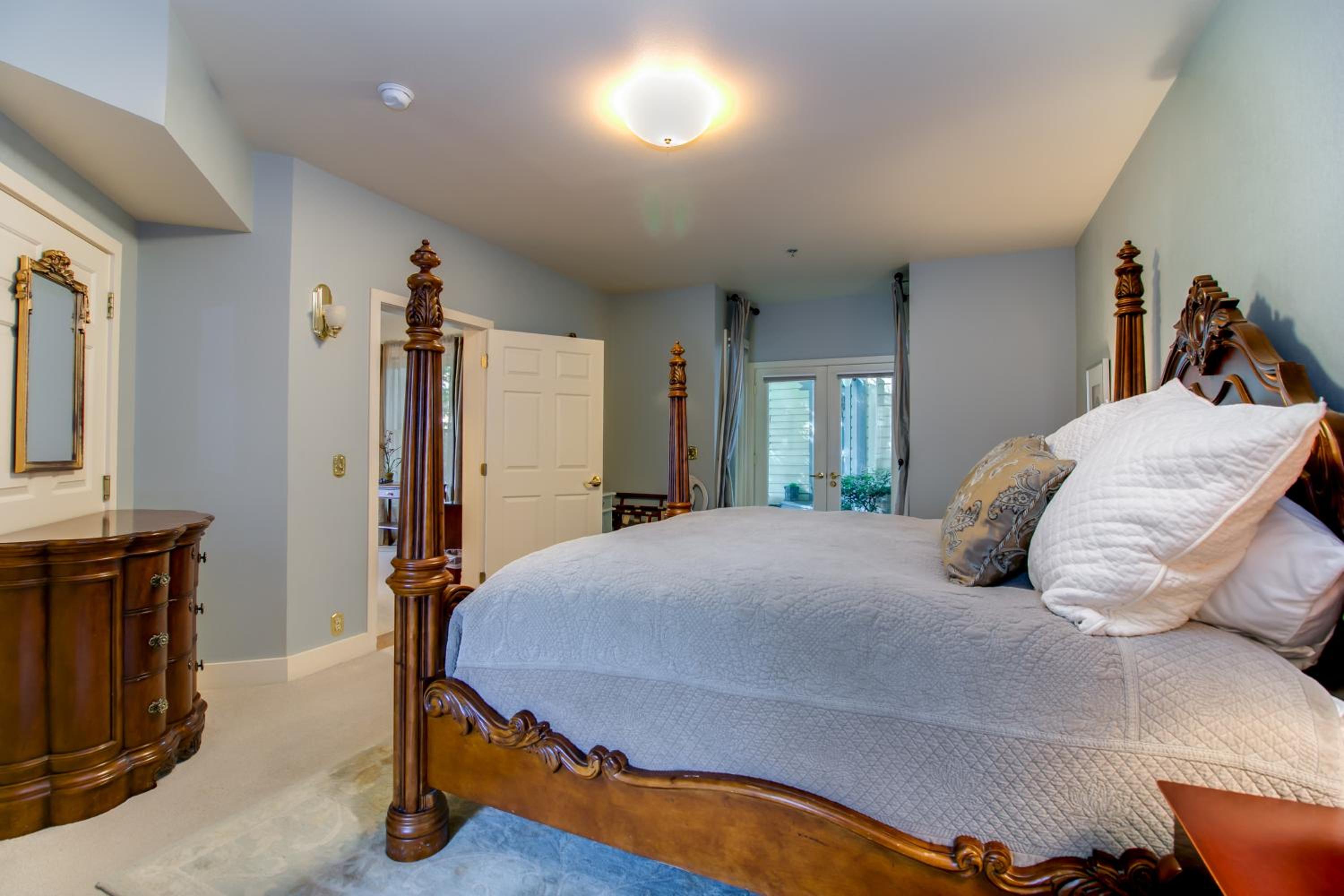 Deluxe King Suite photo 2
