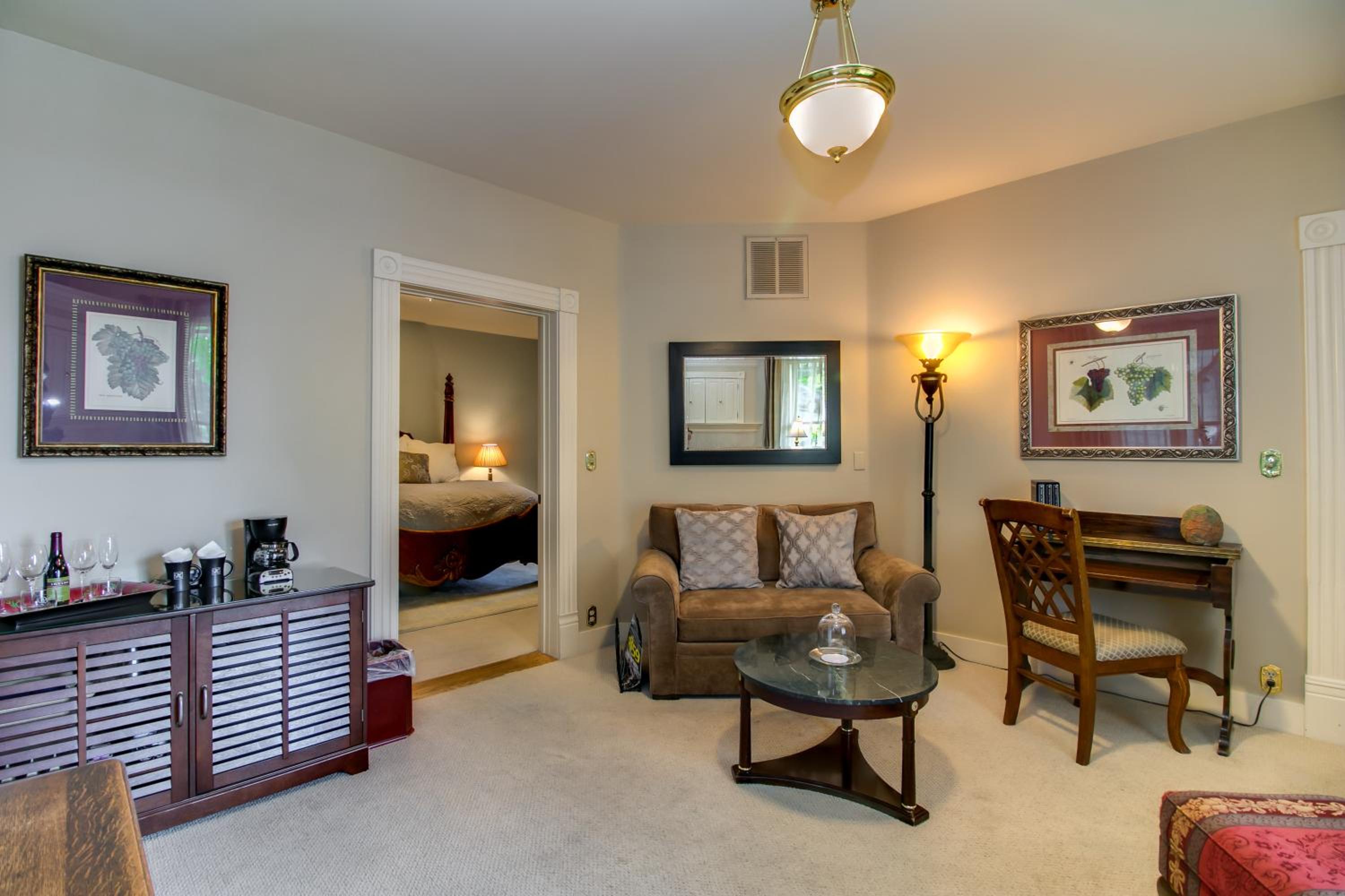 Deluxe King Suite photo 3