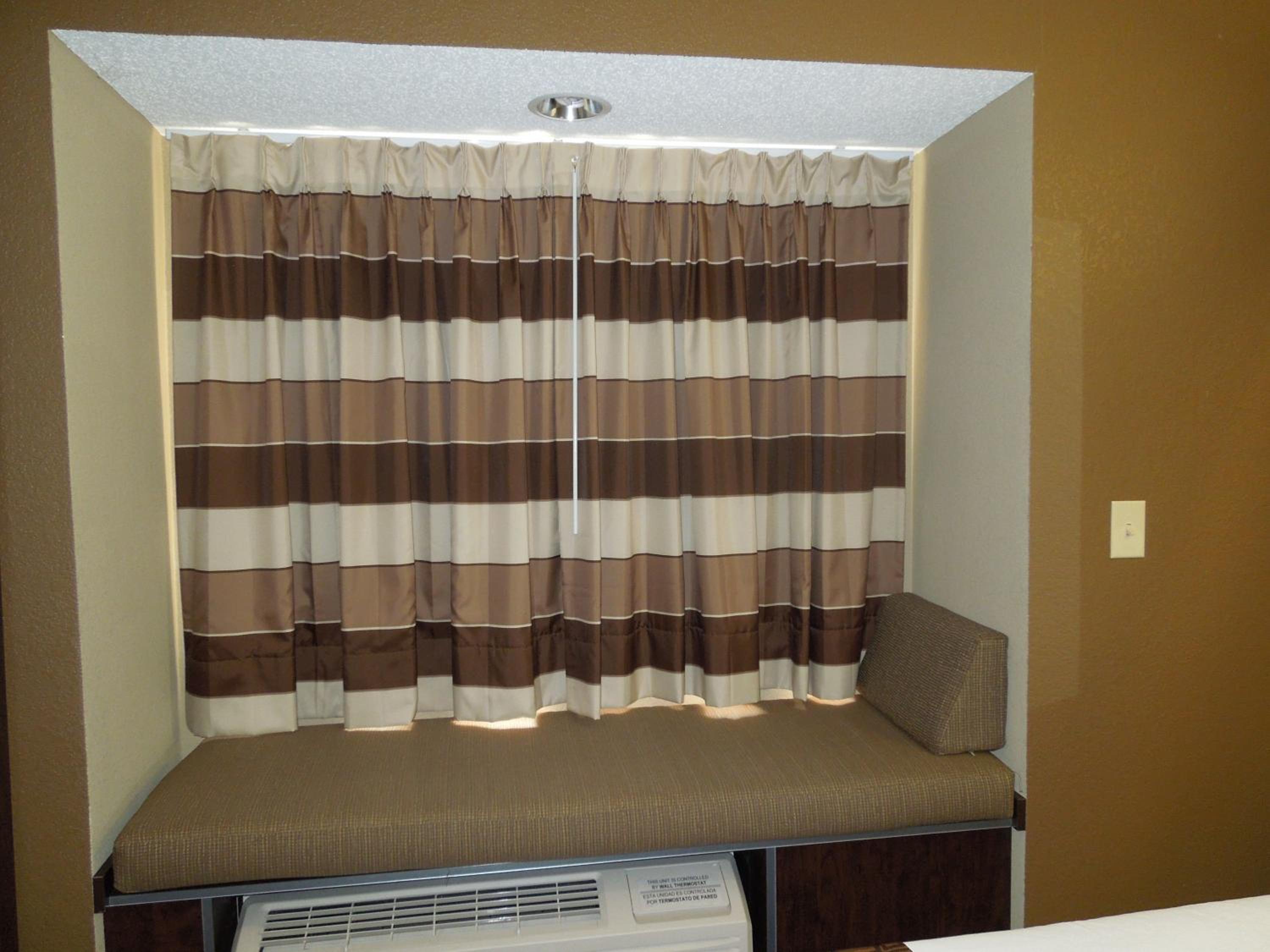 1 Queen Bed, Studio Suite, Jetted Tub, Non-Smoking - Photo 10