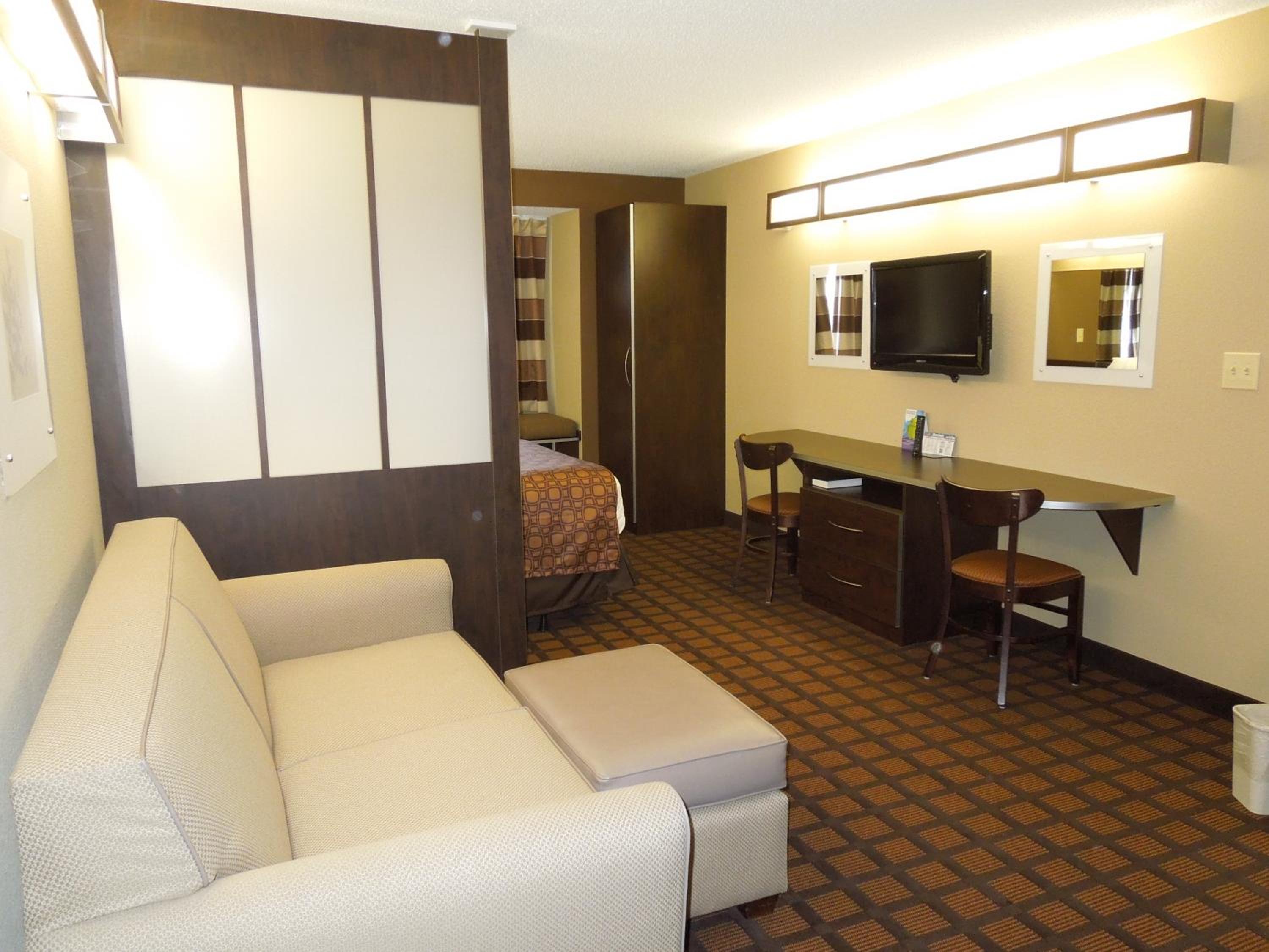 Queen Studio Suite - Non-Smoking - Photo 5
